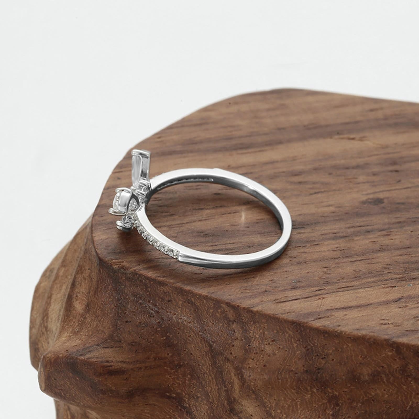 Anillo de compromiso de oro blanco de 18 quilates con gota de moissanita y forma de mariposa