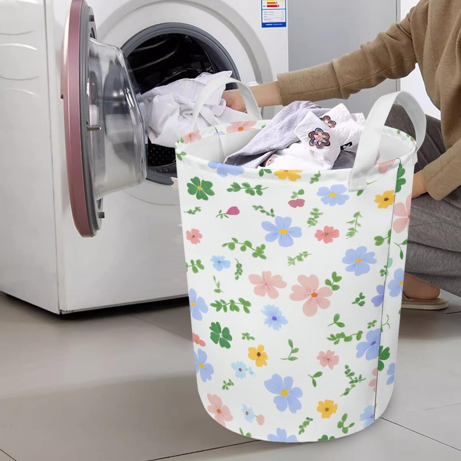 Flores púrpuras pequeñascesto ropa sucia pequeño