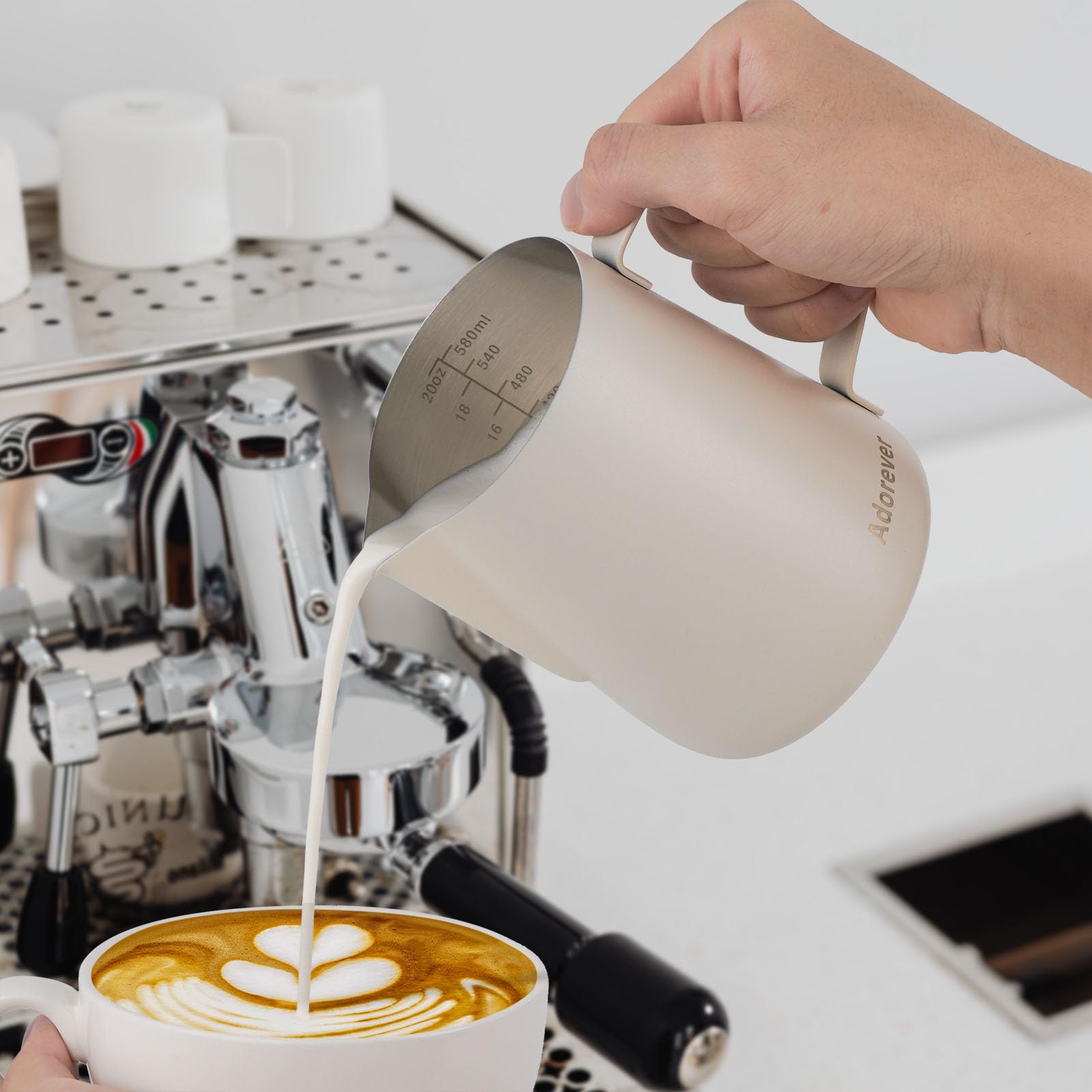 Pichet à mousse de lait, 600 ml, pichet vapeur en acier inoxydable pour lait, café, cappuccino, latte art, barista, pichet à vapeur avec stylo décoratif, blanc mat