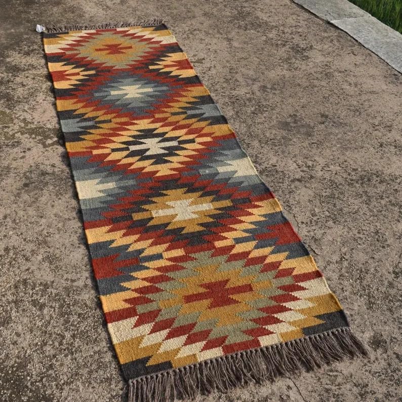 Tapis Kilim en laine tissé main, l'authenticité d'un tapis traditionnel rustique chez vous