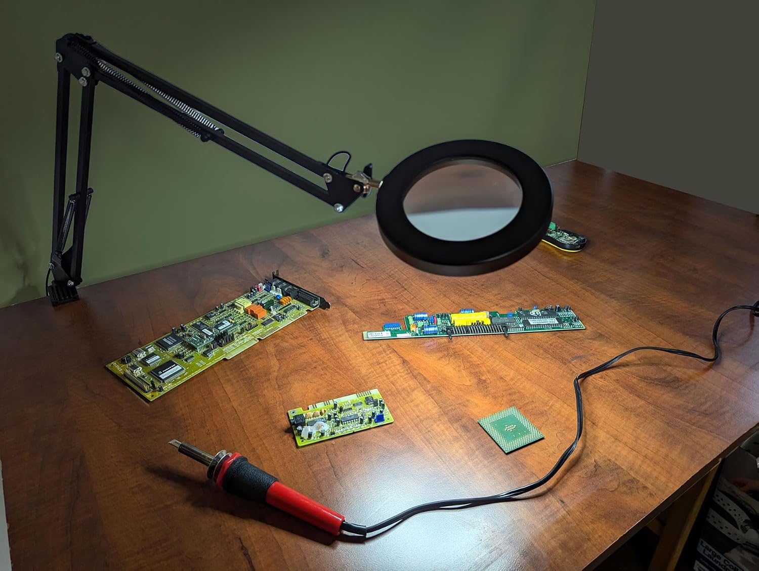 SE 4-Inch Black 4X Magnification LED Swing Arm Lamp with Clamp - 1800 Lumens, Adjustable Brightness, Multiple Color Temperatures, USB Powered - MC327B