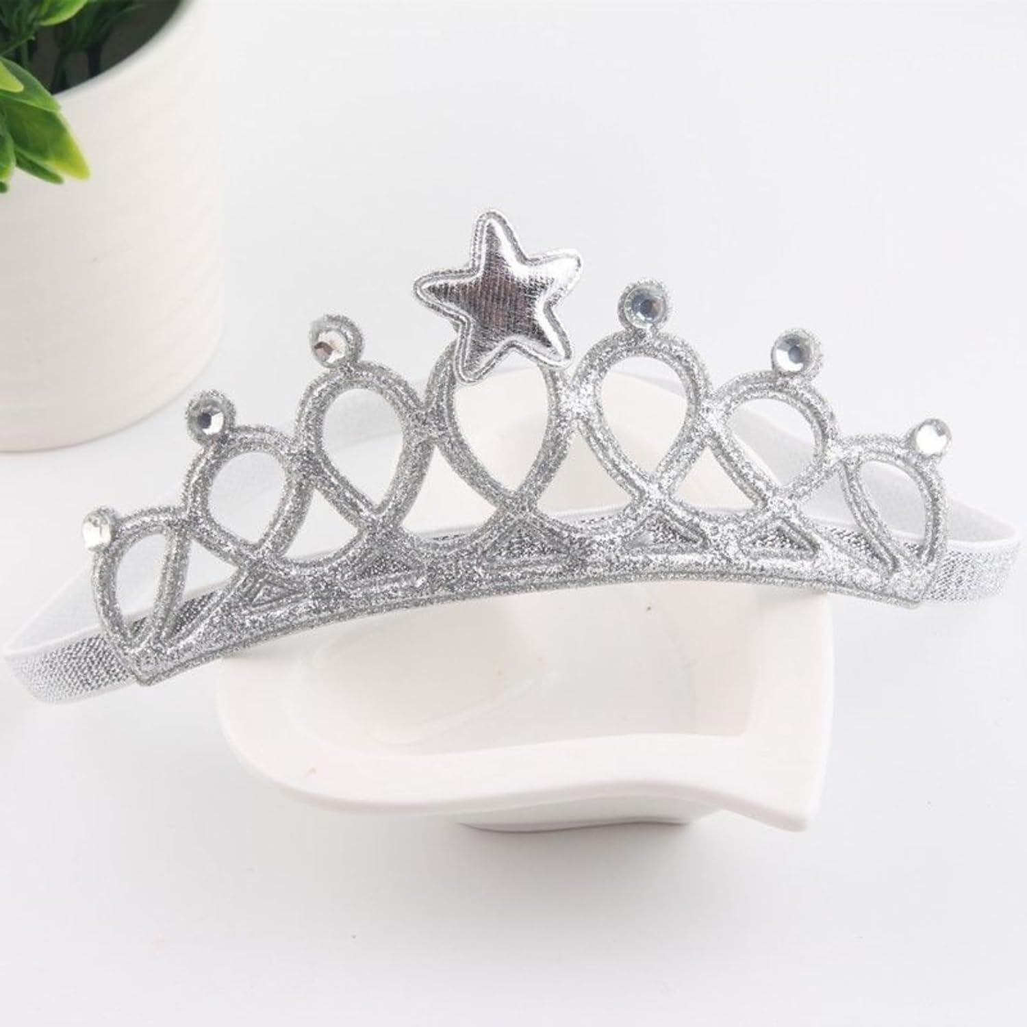 Tiara Coroa Infantil Prata com Strass, Estrela Decorativa, Faixa Elástica, 13cm, para Festas em promoção! Veja a oferta e mais achadinhos de Laços & Tiaras Infantis 5 Hoje é o melhor dia para comprar Tiara Coroa Infantil Prata com Strass, Estrela Decorativa, Faixa Elástica, 13cm, para Festas com aquele preço maroto! Promoção! Aproveite a oferta! 5
