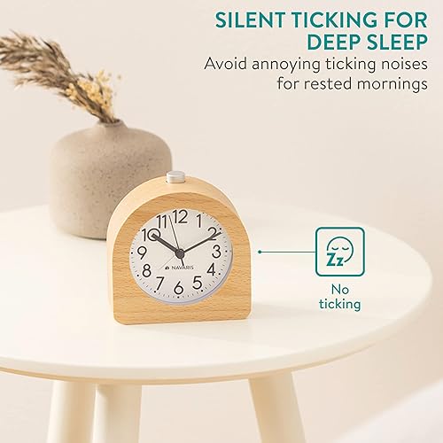 Vista 4 de Navaris Reloj despertador analógico de madera, semiredondo, funciona con pilas, sin tictac, con botón de repetición y luz, color marrón claro