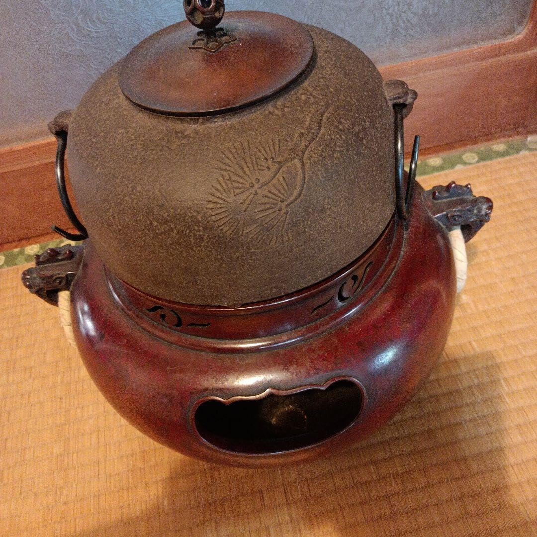 茶釜 吉羽與兵衛作 真形釜 新品未使用 徳力富吉郎作の鎧兜の版画付 茶釜 吉羽與兵衛作 真形釜 徳力富吉郎作の鎧兜の版画付 京釜師 三代 𠮷