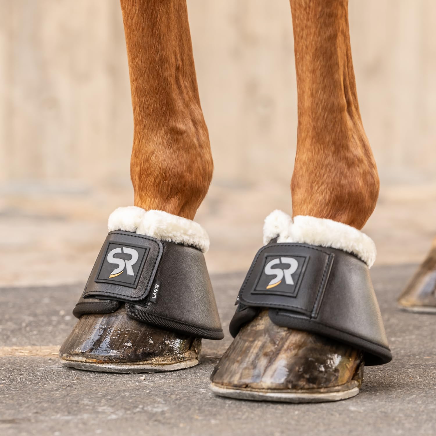 SUNRIDE Dzwonki w kształcie kopyta z futrem (zestaw 2 szt.) – dla koni – z prawdziwej skóry i neoprenu – do ochrony przed stąpnięciem piłki (S (Shetty & Pony), czarne)