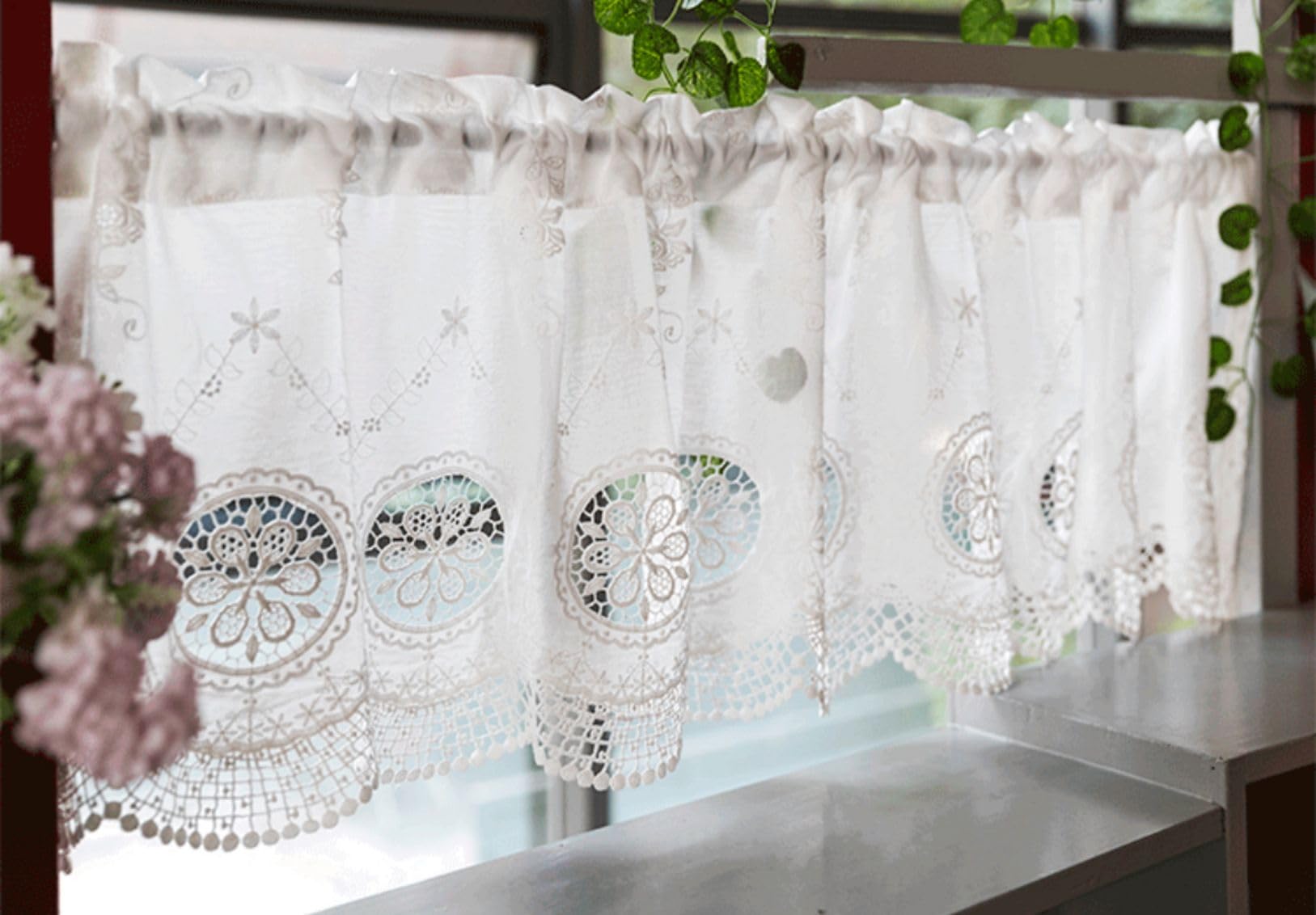 Baumwolle Scheibengardine mit Spitzenstickerei Weiß HxB 70x200cm | Kurstore mit Stickerei Blumen Landhausstil Halbtransparente Bistrogardine mit Tunnelzug für Küche, Fenster & Café 1 Stück