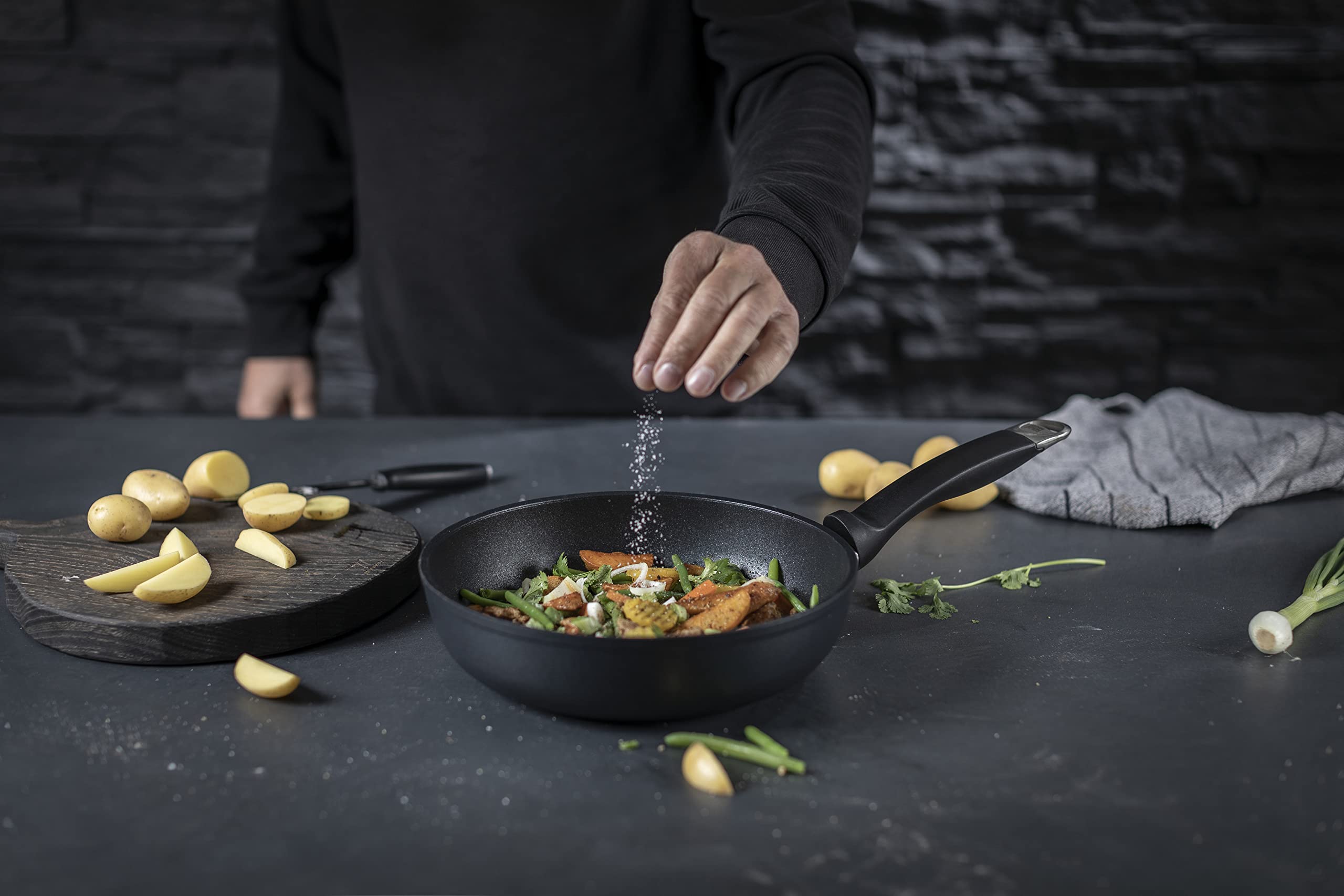 KUHN RIKON TITANIO STAR Bratpfanne hoch 28cm, für alle Herdarten inkl. Induktion, Recyceltes Aluminium, 4-lagige Antihaftbeschichtung, Backofentauglich, Fettreduziertes Braten, Spülmaschinentauglich