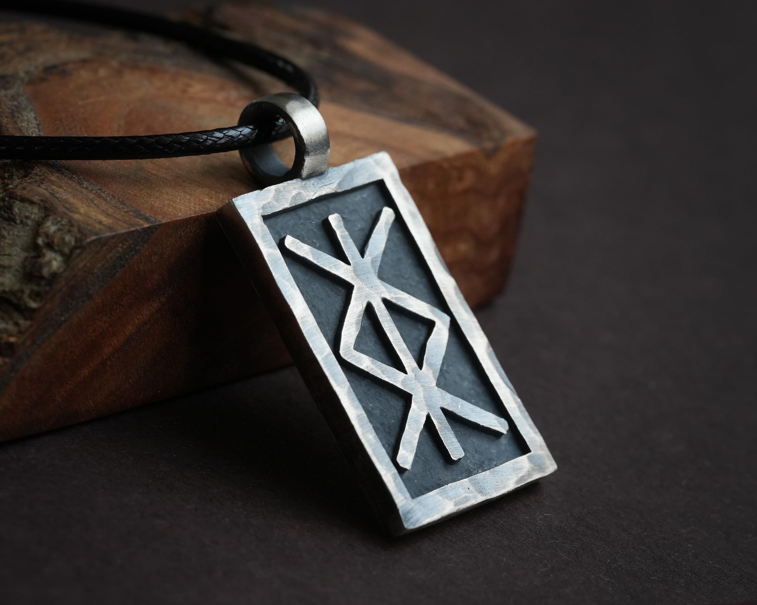 Baldur Jewelry Bindrunen-Kette mit Futhark-Anhänger aus Messing | Gravierte Bindrune mit gehämmerter Antikstruktur und verstellbarem Band, inspiriert vom Älteren Futhark.
