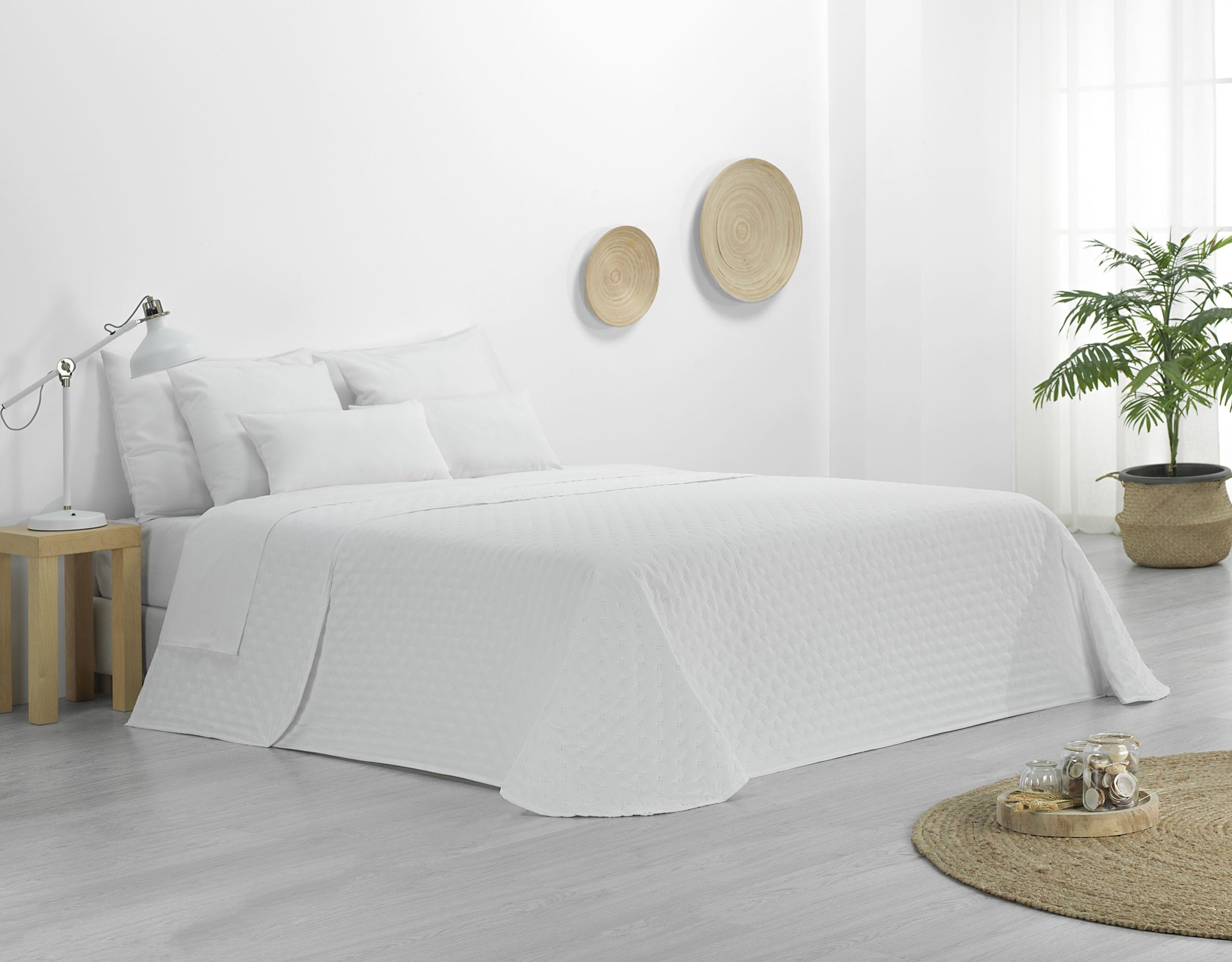 Donegal Collections Summer Quilt Bed 135 – 230 x 260 cm Reversible White Kay – Summer Quilts, Fine Padded, Extra Soft, Multi-Purpose Bed Cover for Spring, Summer and Transitional