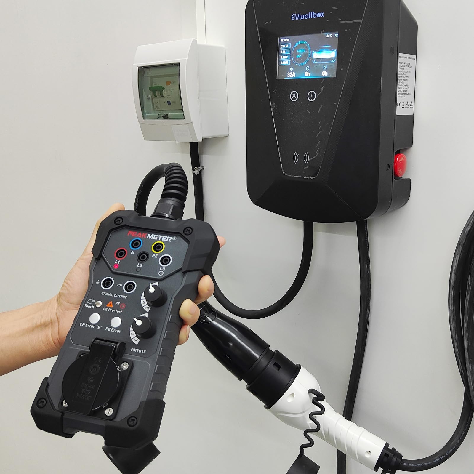 Adaptateur EVSE, test de station de charge de type 2, analogique PP et CP | EVSE testeur multimètre et oscilloscope connectables, prise schuko intégrée, LED intégrée pour indicateur de phase