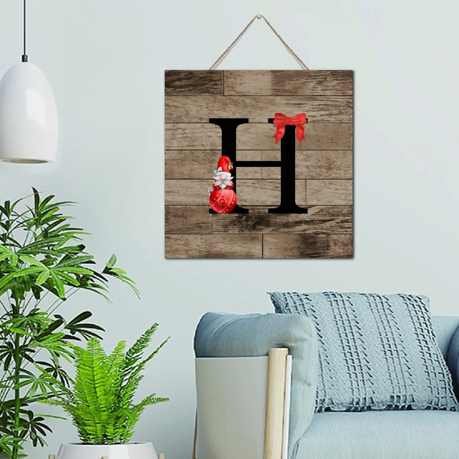 Panneau en bois monogramme H pour sublimer la décoration murale de votre salon chaleureux