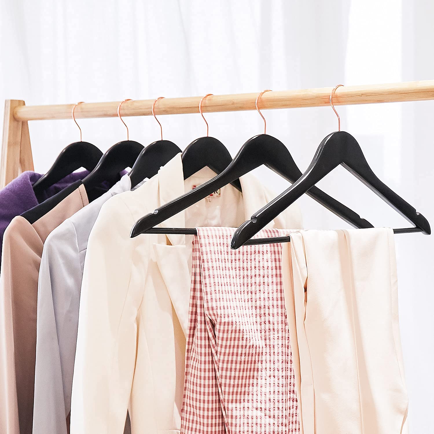 HOUSE DAY Lot de 20 Cintres en Bois Massif Solide Premium Cintres antidérapants encoches d'épaule avec Crochet pivotant à 360° Or Rose pour Costume Manteau, Chemise, Pantalons, Jupes, Noir