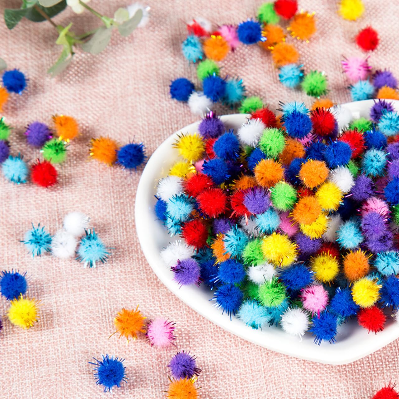 Kleine veelkleurige ronde pompons, doe-het-zelf, creatieve decoratie, pompons, mini-kat, speelgoed, ballen voor decoraties, creatief handwerk