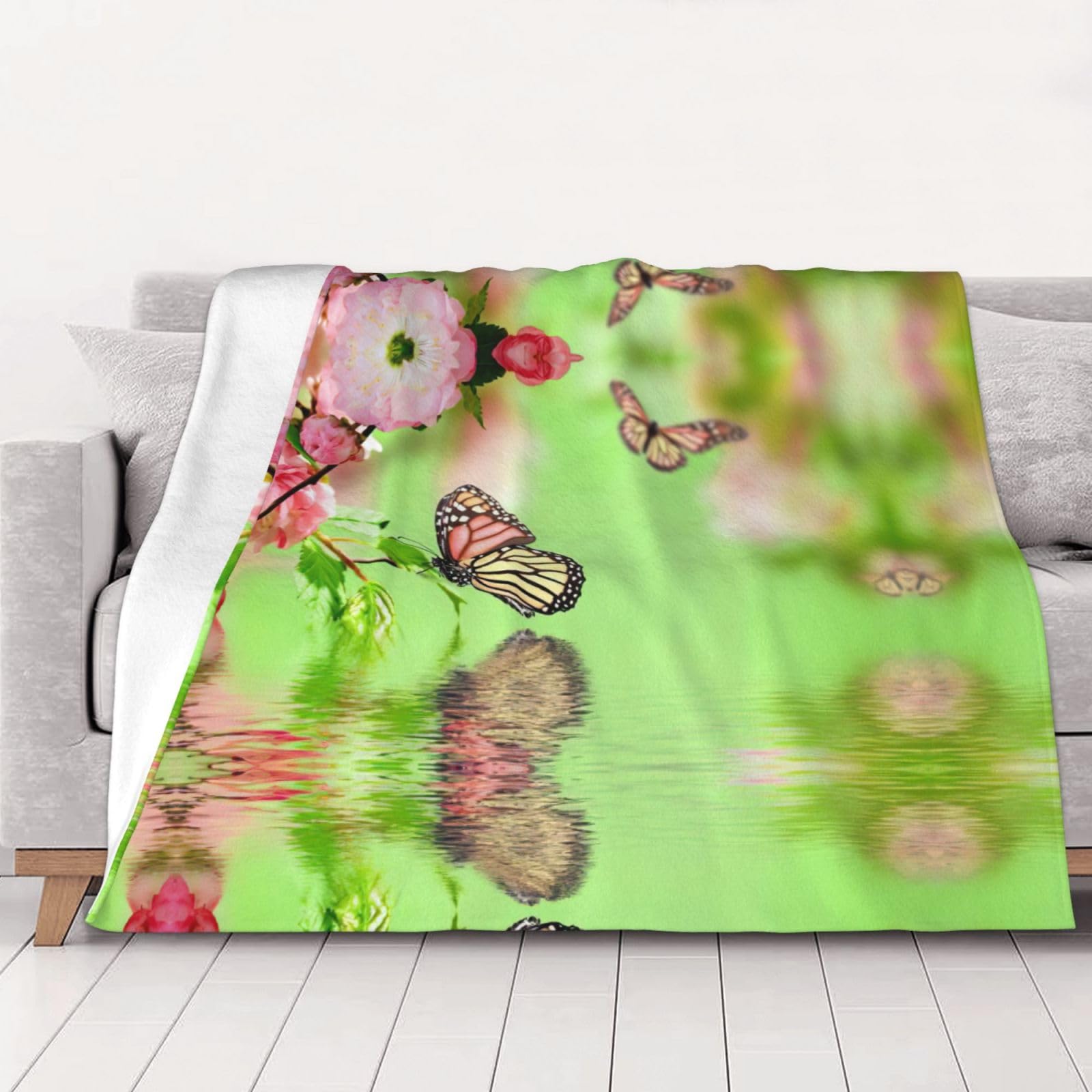 Couverture polaire papillon chaude contre les frissons du soir sur le sofa