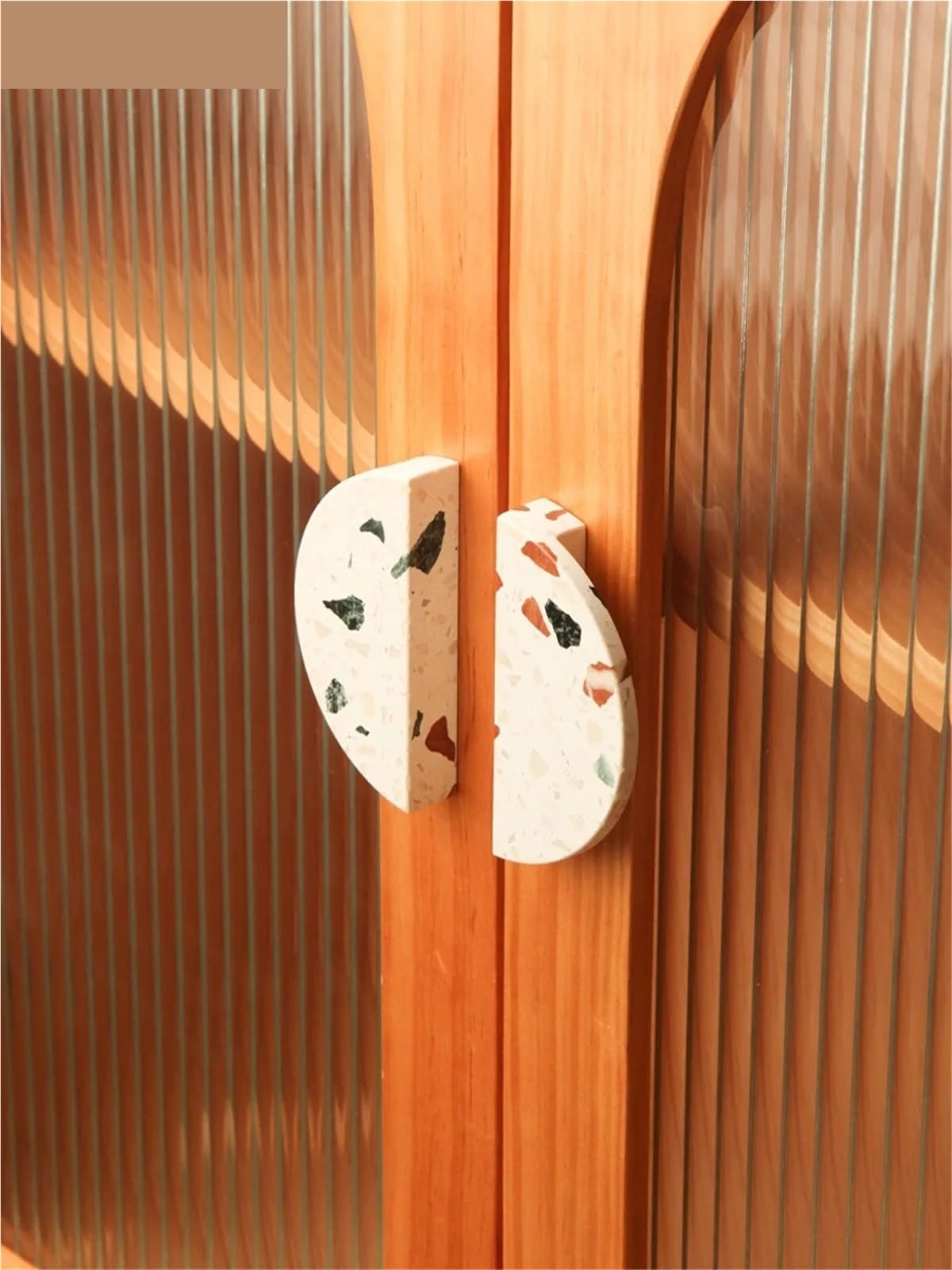 Poignée de meuble en pierre tachetée pour sublimer votre déco de chambre