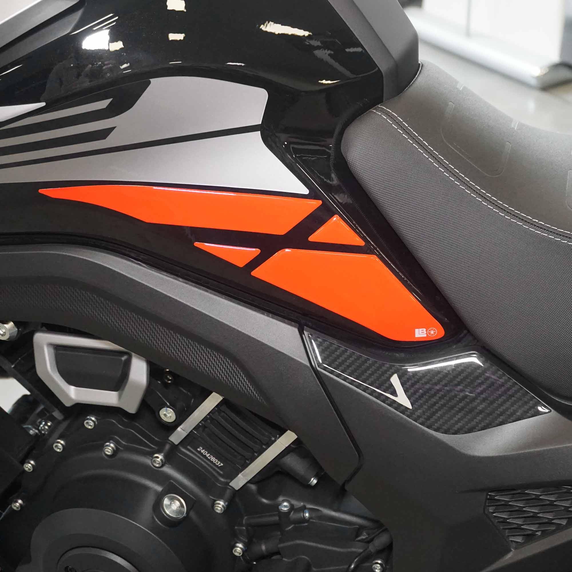 labelbike - Naklejki 3D na Zbiornik Motocykla i boczne Dekoracje z żywicy kompatybilne z Morbidelli T1002VX 2025 - Kolor Carbon Red