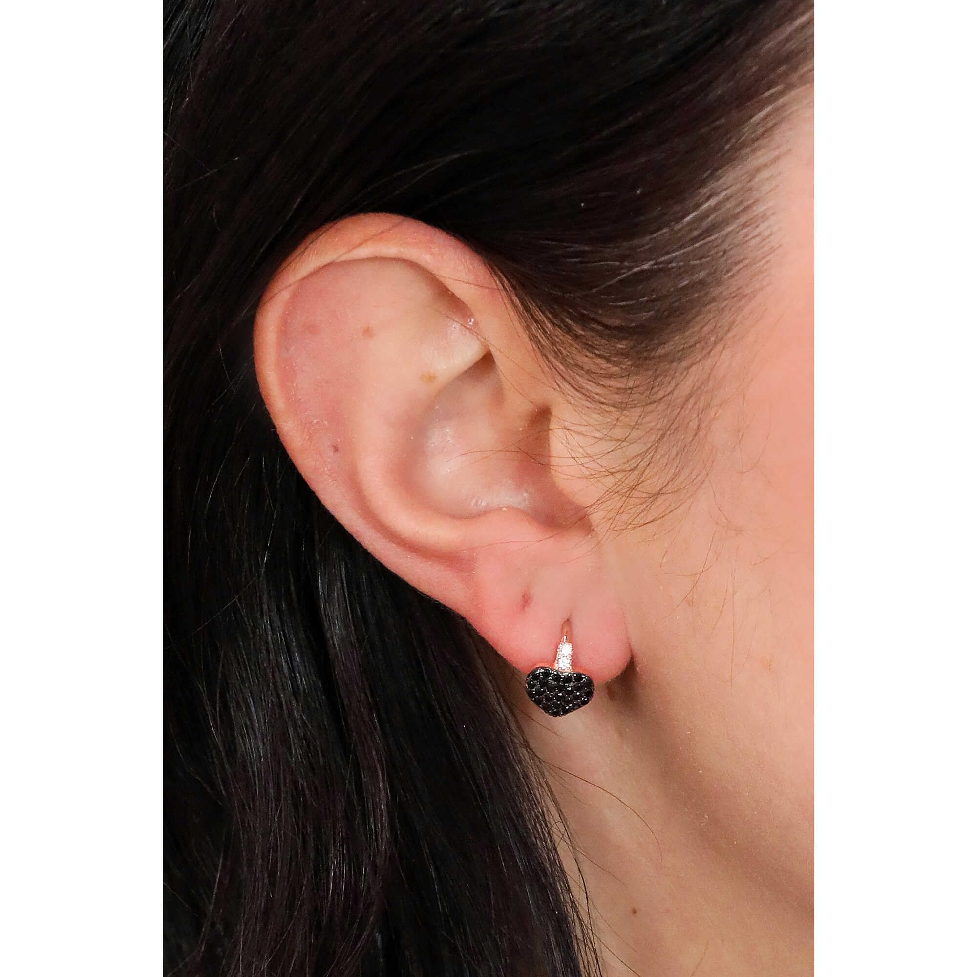 Orecchini da donna di GioiaPura. Orecchini cerchietto del diametro di 1cm in argento 925°/°° rosè e cuore con zirconi neri, chiusura a scatto. La referenza è gyoarz0574-b