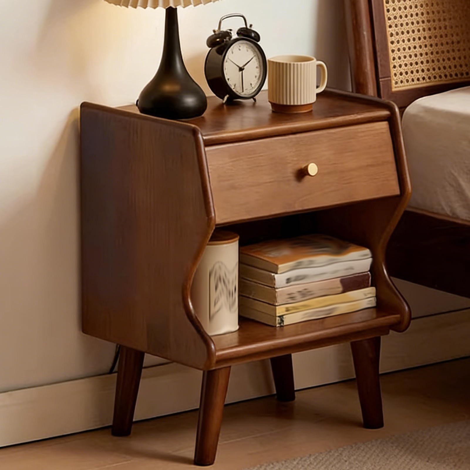 Table chevet en bois massif et son rangement ouvert pour salon