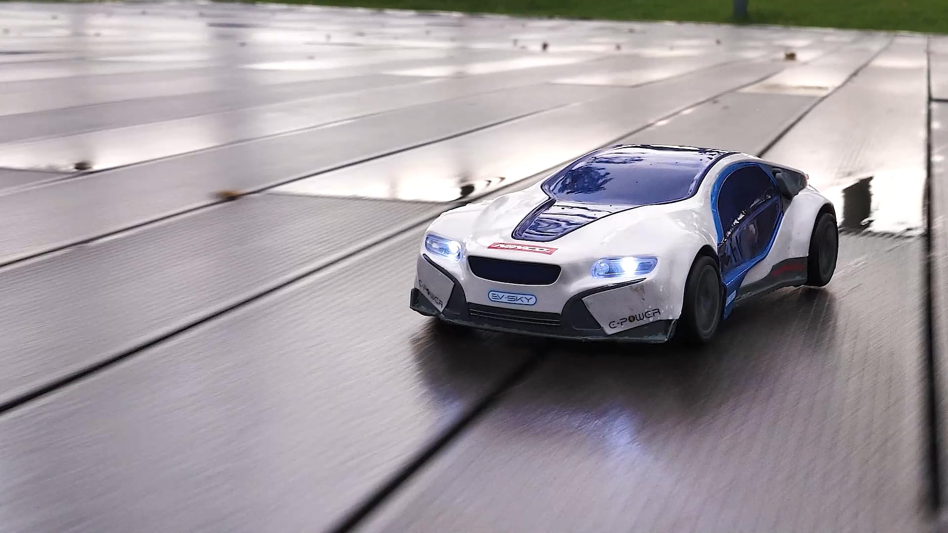 Ninco - Coche teledirigido EV-Sky con batería de Litio y estación de Carga Funcional, Concept Car con Luces Delanteras y traseras, Conector USB C, A Partir de 6 años (NH93196)