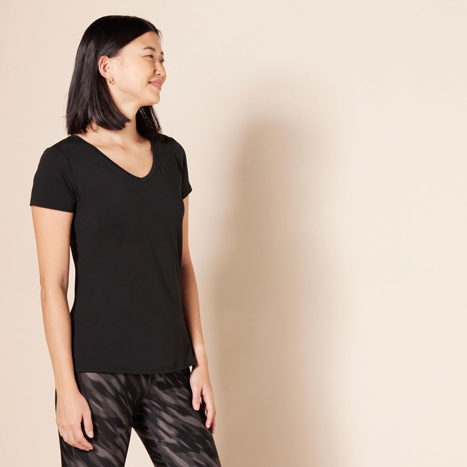 Amazon Essentials Women's Tech Stretch Short-Sleeve V-Neck T-Shirt (Available in Plus Size), Multipacks 2 Black/White Medium