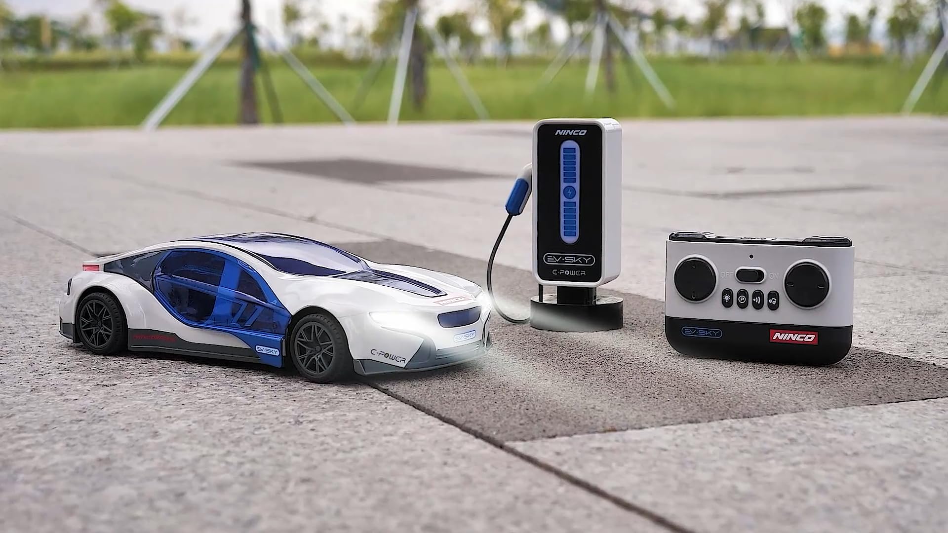 Ninco - Coche teledirigido EV-Sky con batería de Litio y estación de Carga Funcional, Concept Car con Luces Delanteras y traseras, Conector USB C, A Partir de 6 años (NH93196)