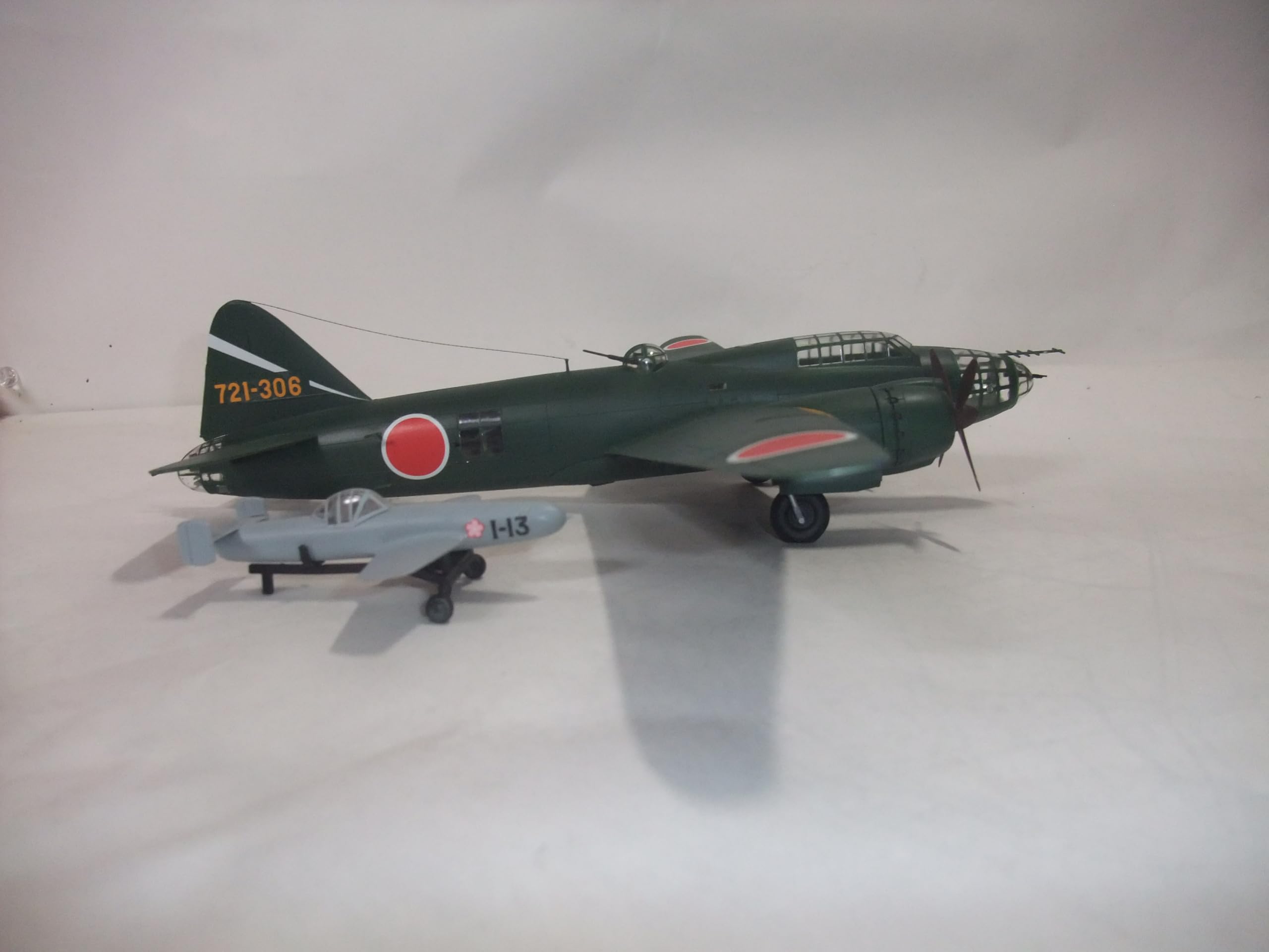 Amazon | 完成品 日本海軍1式陸上攻撃機【桜花附き】72分1サイズ
