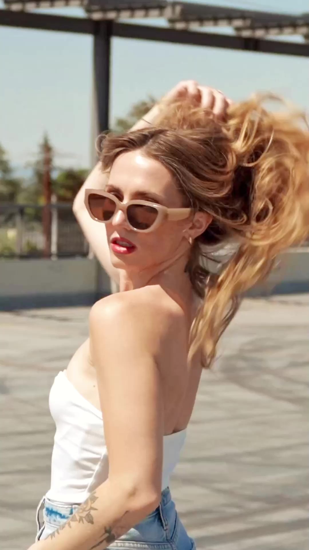 ?Trendy Cute Cat Eye Polarized Sunglasses for Women Fashion Cateye Sunnies Amazon.com: SOJOS Trendy Cute Cat Eye Polarized Sunglasses  main image 3