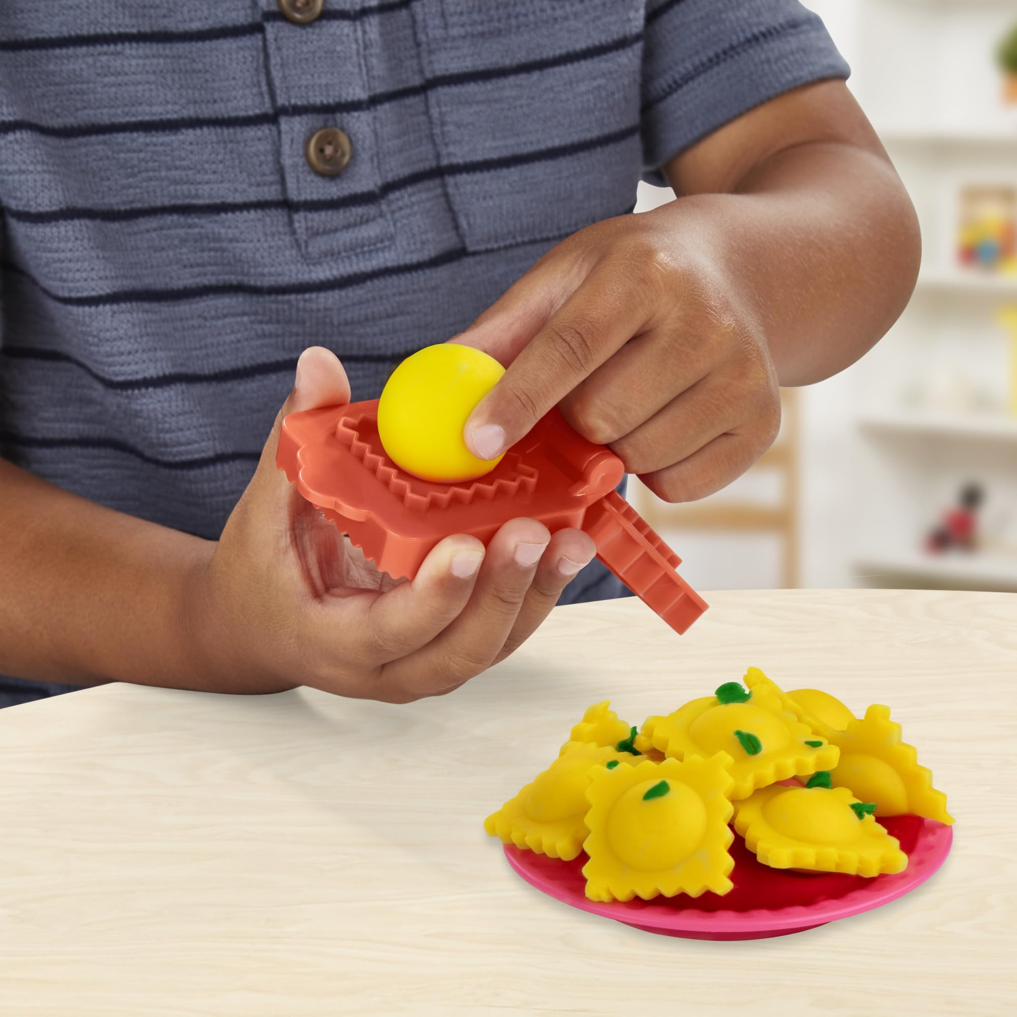 Play-Doh Pasta Dinner Spielset, Küchenspielset mit 35+ Spielküchenzubehör, Küchenspielzeug für 3 Jahre alte Mädchen und Jungen und älter