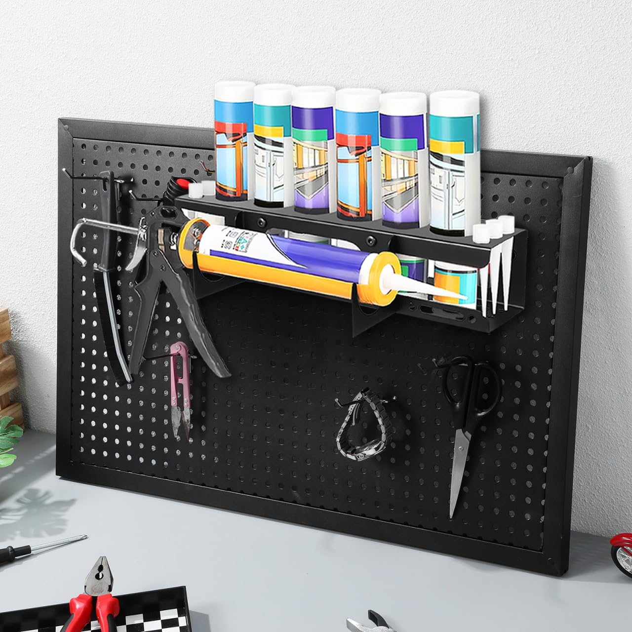 UKCOCO Spraydosenhalter, Wandhalterung Sprühdosenhalter mit 6 Schlitzen Sprühflaschen Dosenhalter für Werkzeug, Werkstatt, Garage, Geschäft, Zuhause, Schwarz