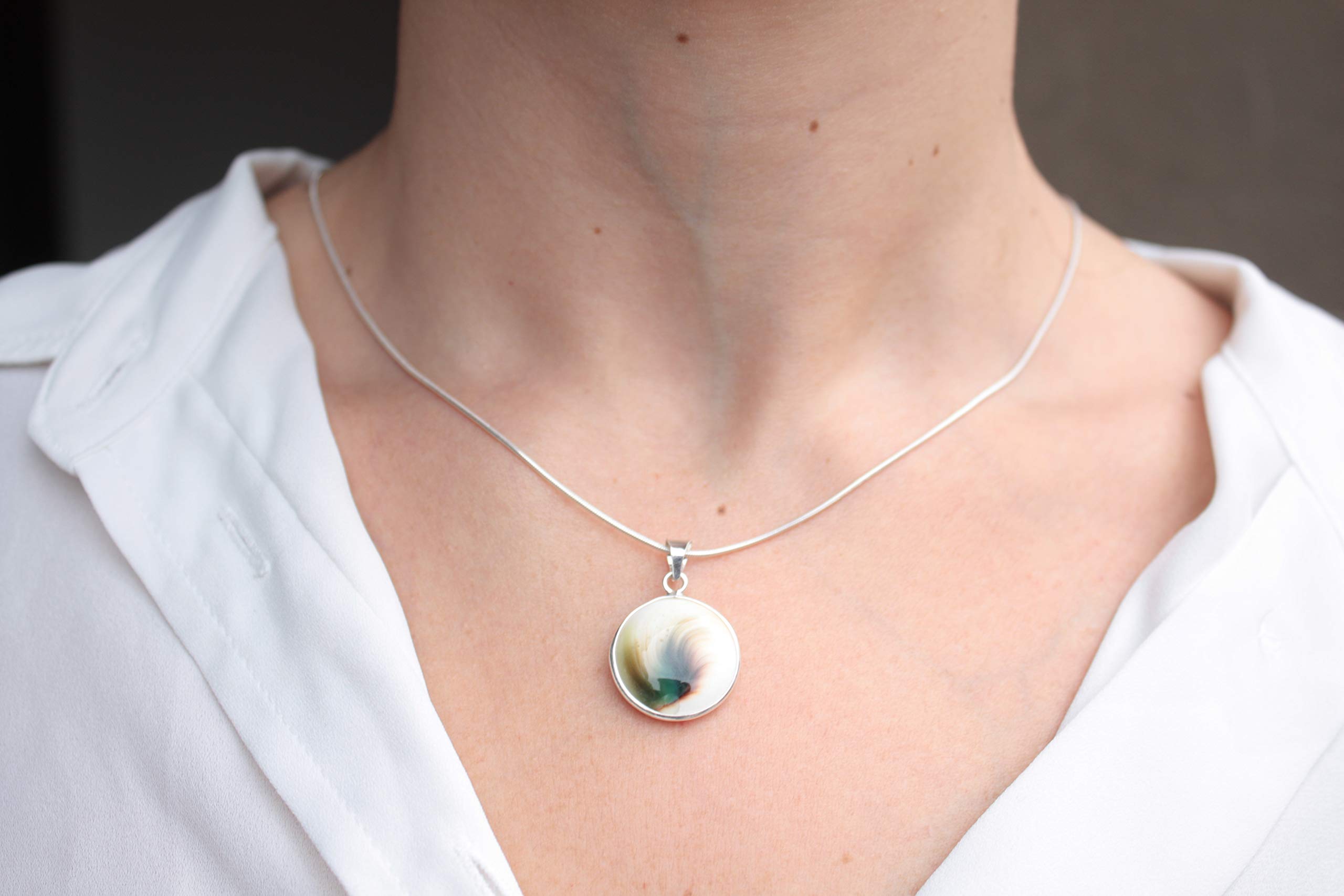 Colgante Ojo de Santa Lucía de Plata | Ojo de Shiva | 23mm de diámetro | Collar Artesanal con Cadena 45cm Níquel-Free | Inspiración Mediterránea I Collar Plateado con Concha de Color Blanco
