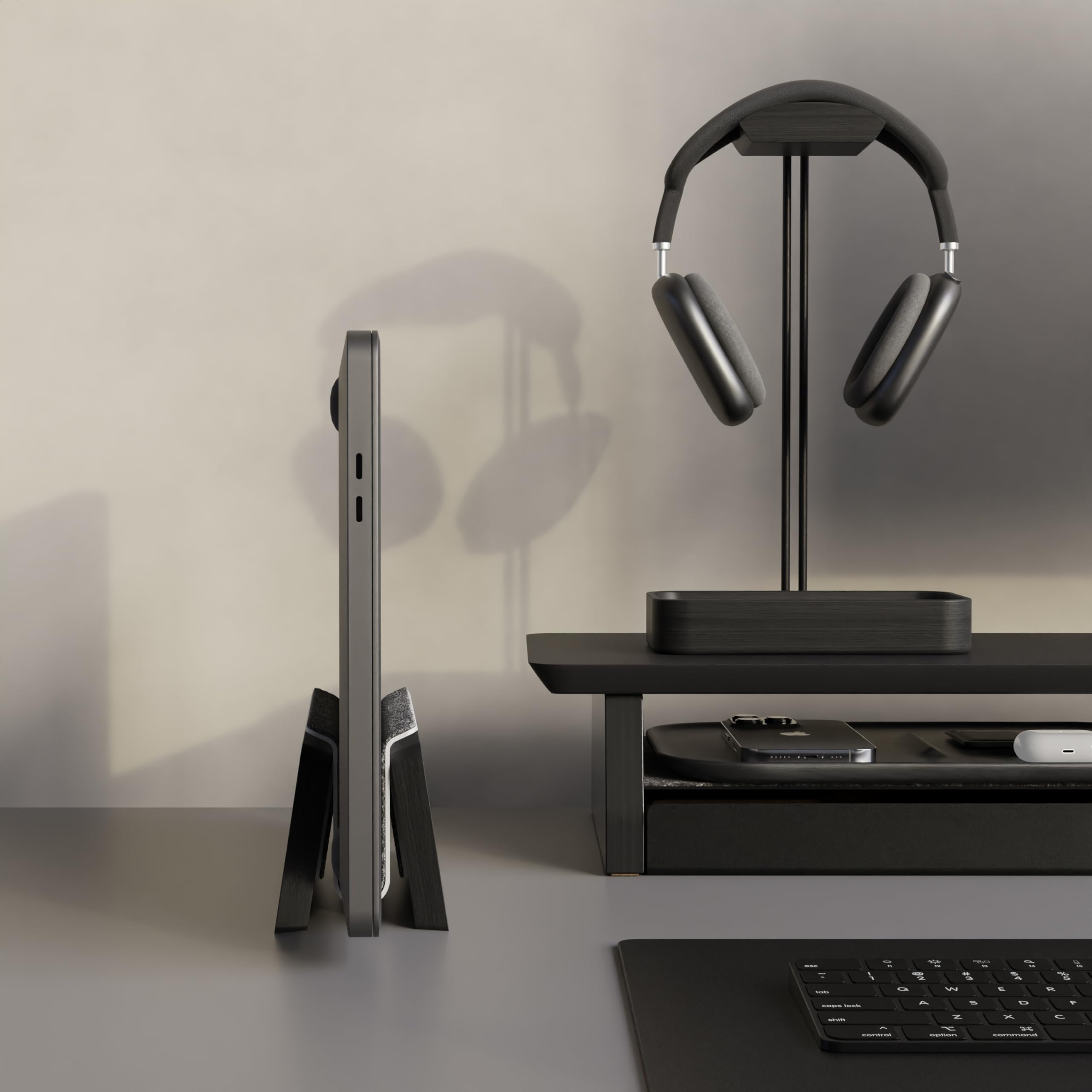 Supporto Verticale In Legno Di Noce Per Laptop Raico – Regolabile Con Base In Acciaio E Fodera In Lana Merino