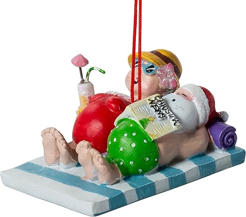 Cape Shore Santa Claus y la Sra. Claus sentados en la playa manta bebiendo bebidas mientras están de vacaciones adorno de resina