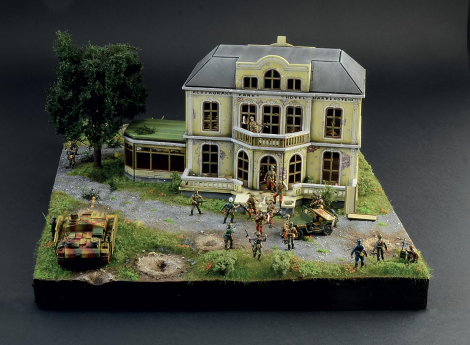 Italeri 6107 1:72 Operation Market Garden Hartenstein, Model Making, Building kit, Model Making, DIY, Hobby, Collage - Image 2