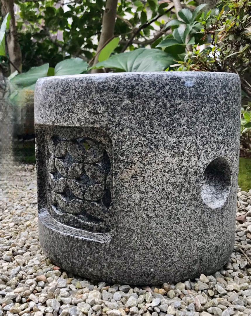 【御影磨き石・丸型火袋】オブジェ・庭石・置物・ガーデニング Amazon.co.jp: 御影磨き石 丸型火袋 オブジェ 庭石 置物