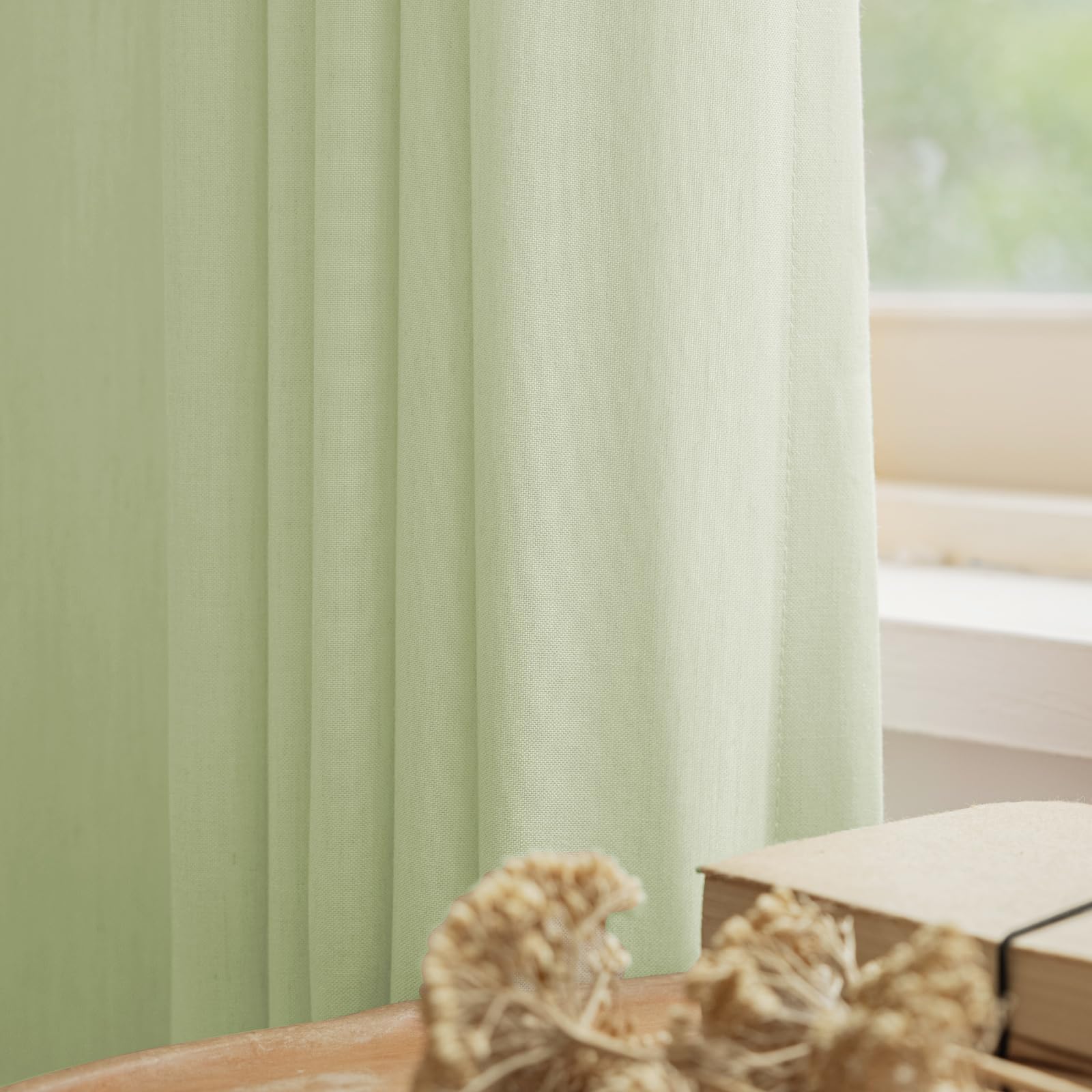 Cortinas traslúcidas de algodón para crear un salón acogedor y elegante