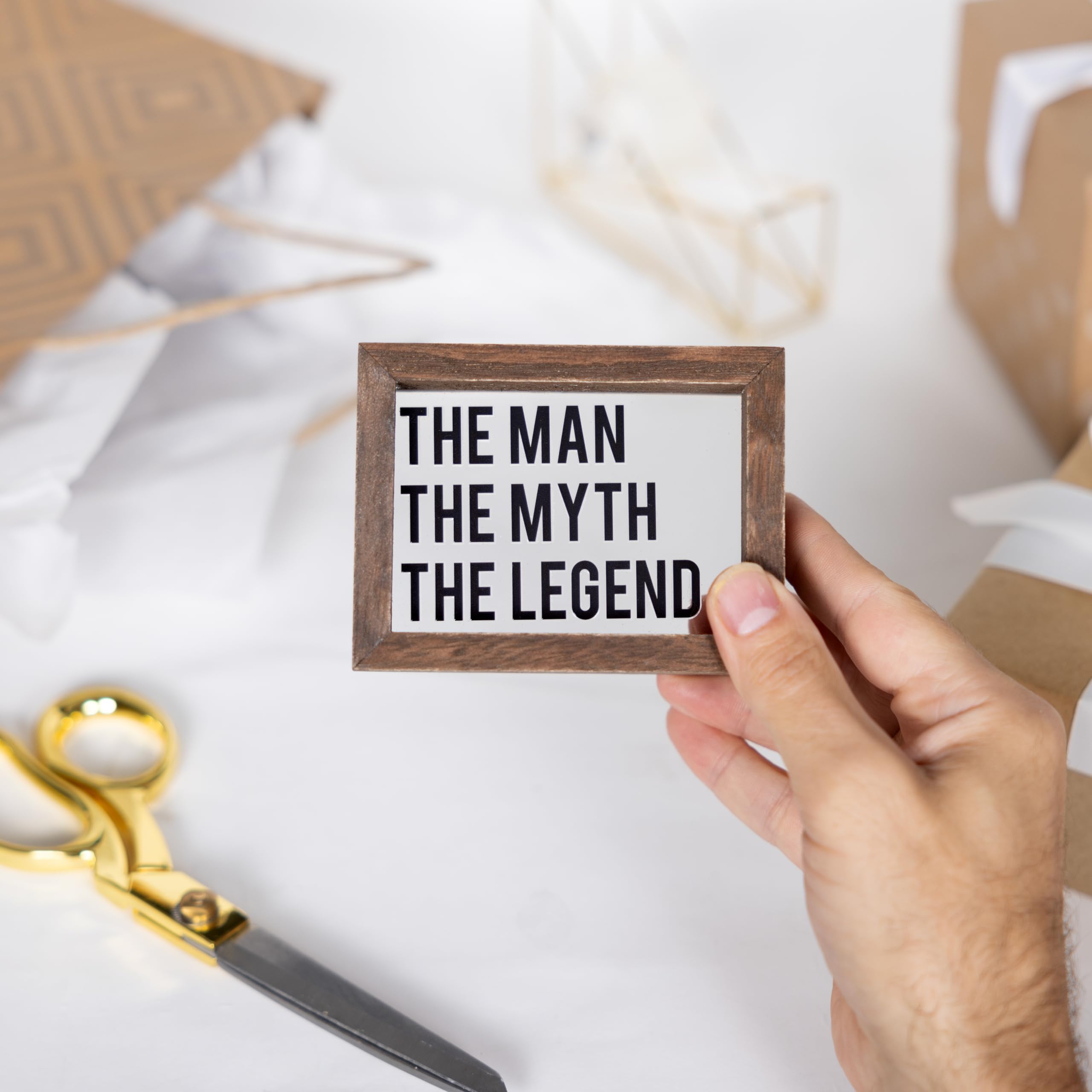 Pavilion Gift Company - Placa decorativa de pared con texto en inglés "The Man The Myth The Legend" (El hombre, el mito, la leyenda) - Placa de 4 x 3 pulgadas para decoración de pared, diseño de cueva