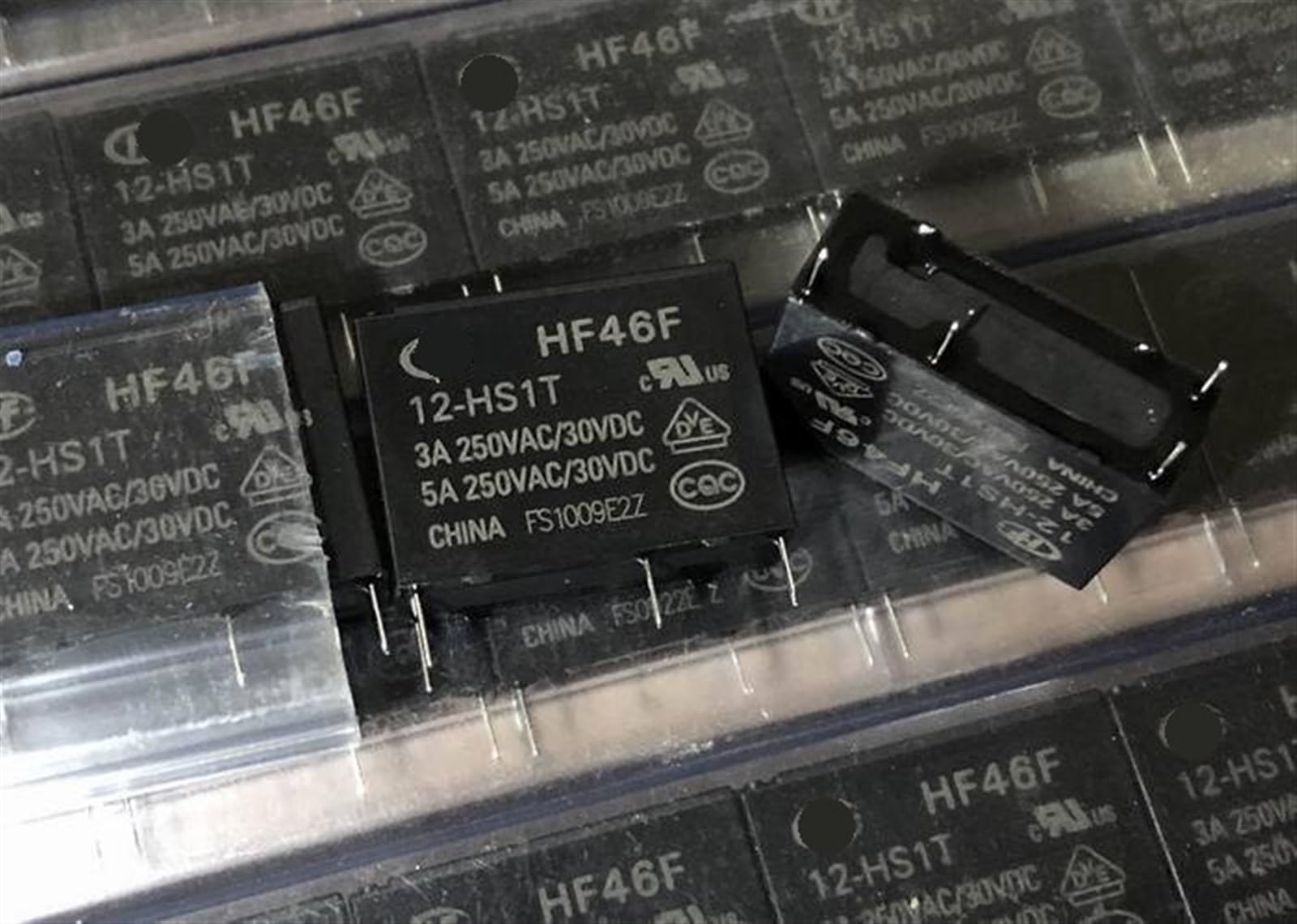 Relais HF46F 5V 5A pour remplacer un composant défectueux PCB