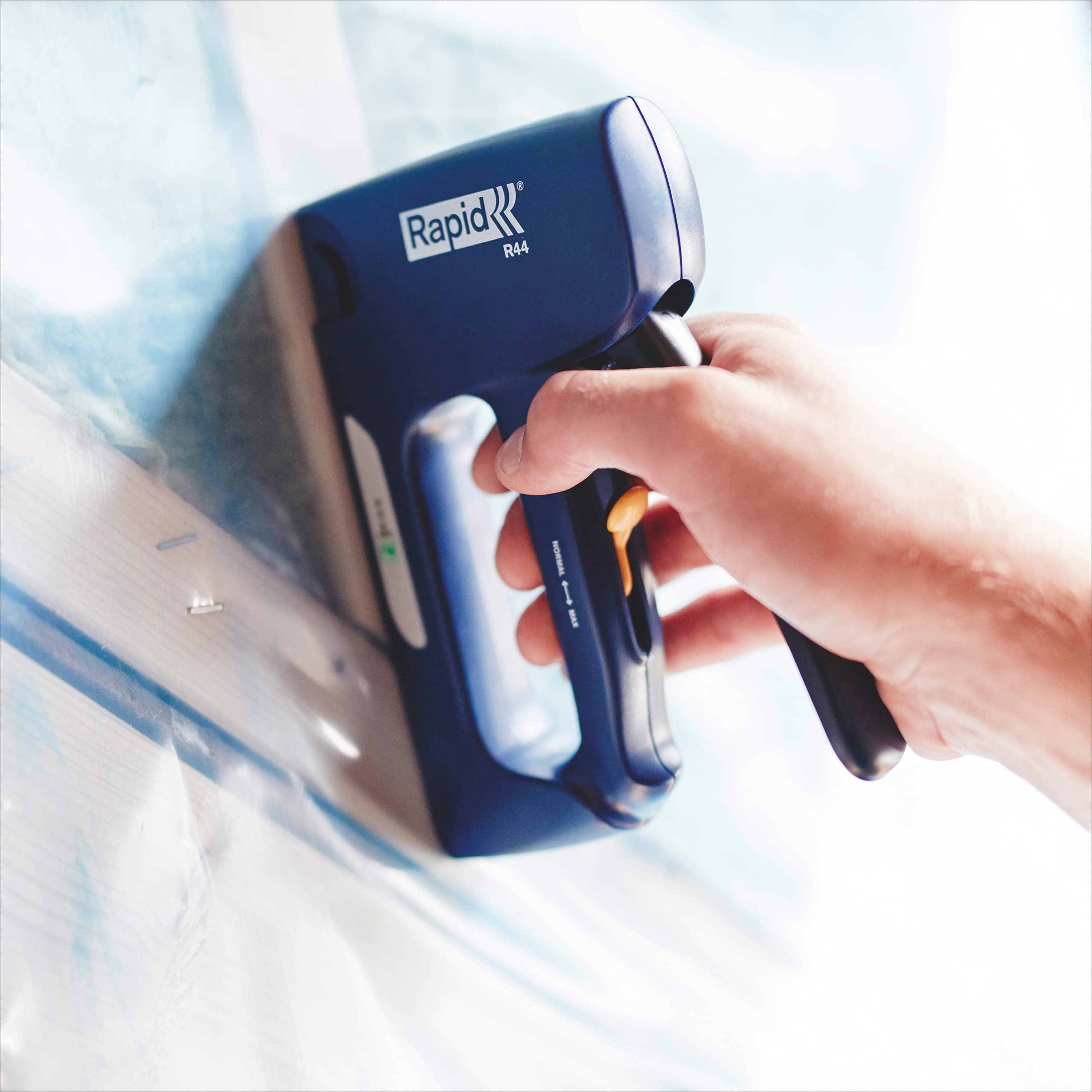 Rapid - Agrafeuse R44 avec 970 Agrafes N°140 Incluses, Agrafeuse pour Plastique, Isolation & Toiture, avec Poignée Ergonomique et Pièces d'Usure 100% Acier, Fabriqué en Suède (5000624)