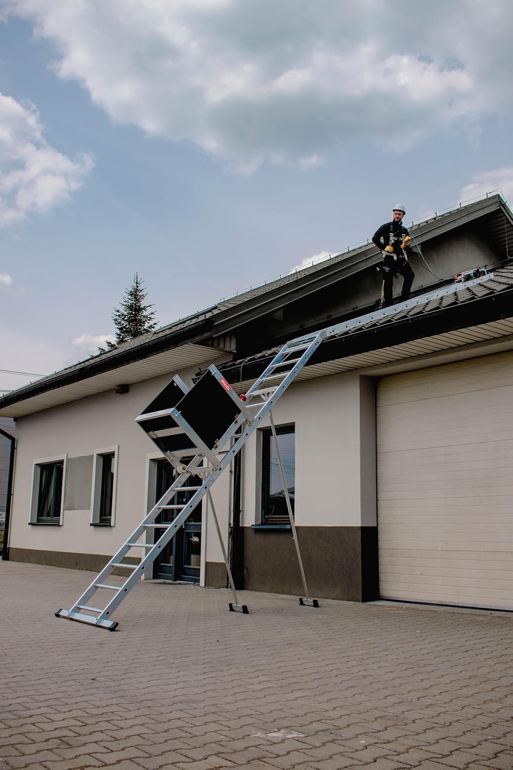 Schrägaufzug Elektrisch - Leiterlift, Bauaufzug mit Transportwagen - Hubhöhe 12 m, Tragkraft bis 0,12 t - 63 x 1250 cm - Aus leichtem Aluminium gefertigt - für Transport von Werkzeugen