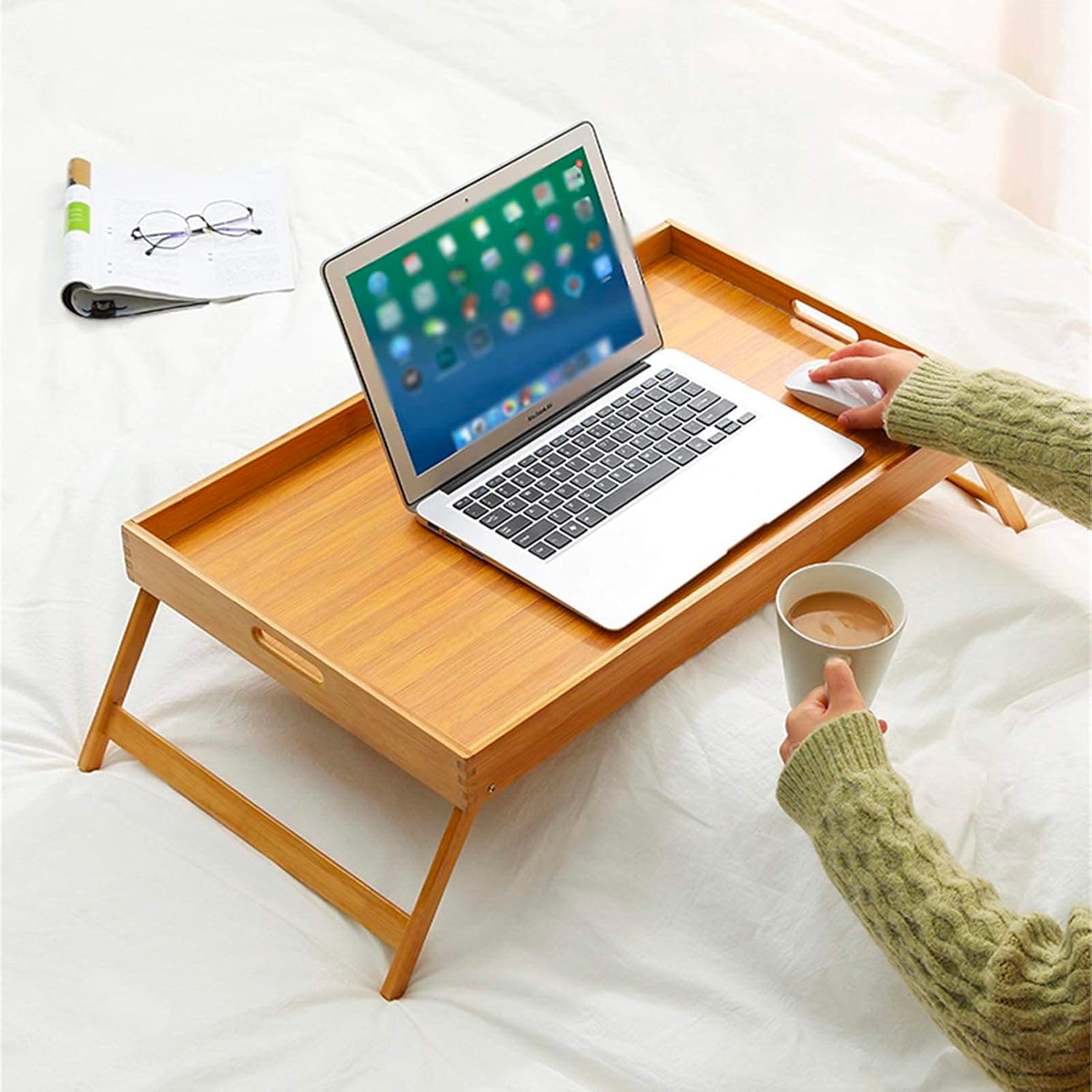 Avilia Vassoio Colazione a Letto in Bambù con Impugnature e Gambe Pieghevoli - Perfetto per Mangiare Comodamente a Letto - 50x30x21cm