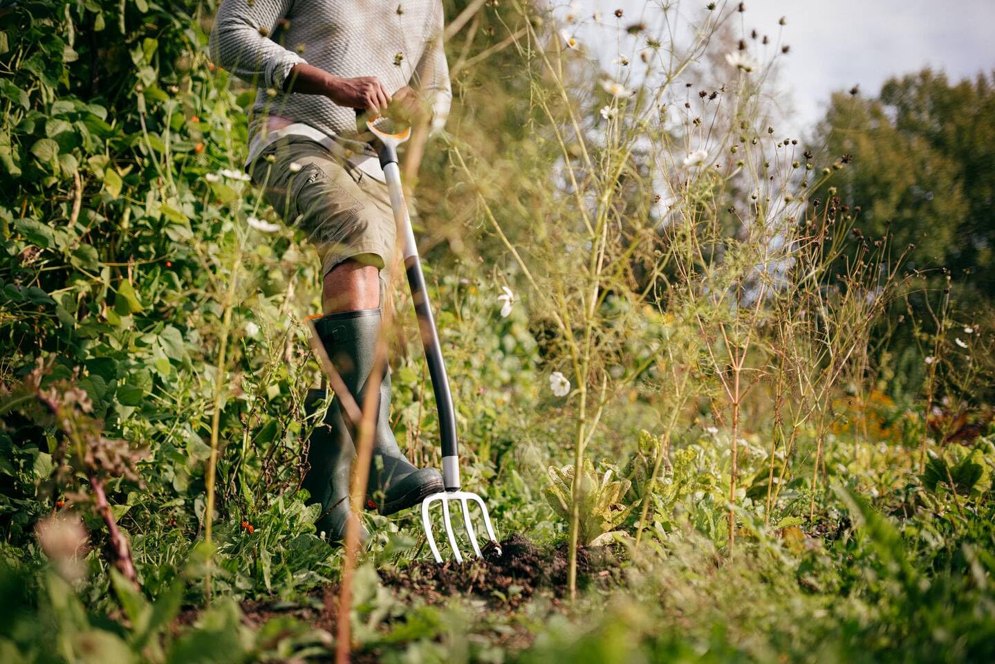 Fiskars Horca de jardín para suelos duros y pedregosos, Con 4 púas, Longitud: 120 cm, Púas de acero de calidad/Mango de plástico reforzado con fibra de vidrio, Negro/Naranja, Xact, 1070716