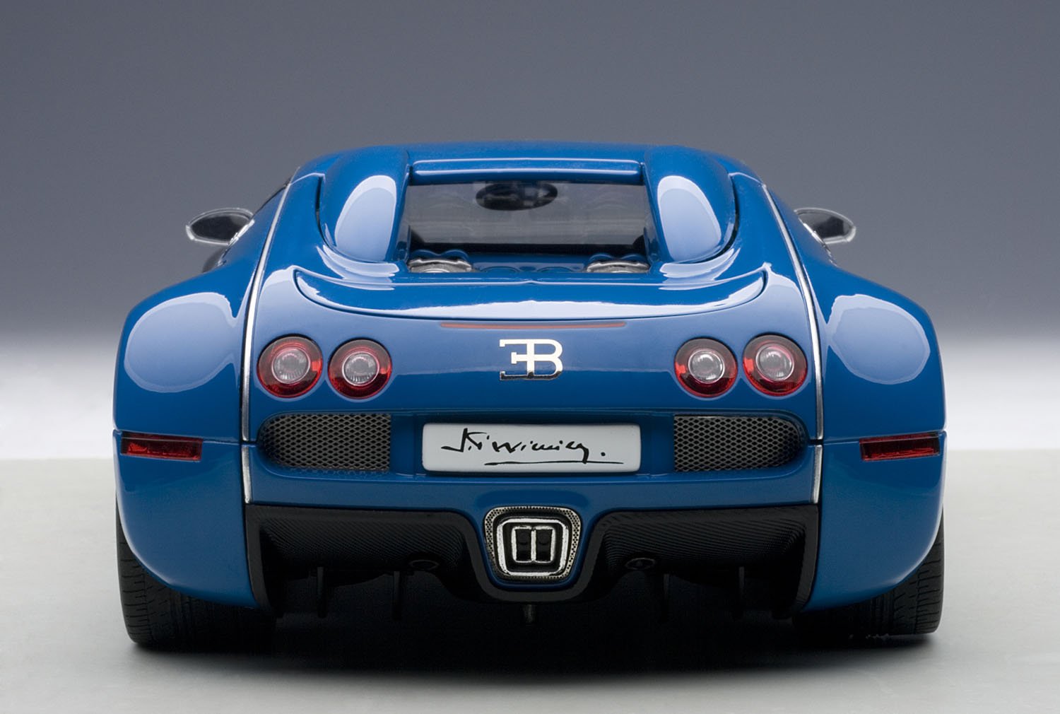AUTOart モデルカー ブガッティ ヴェイロン 1/18 美品 Amazon.co.jp: AUTOart 1/18 ブガッティ ヴェイロン #001 レッド