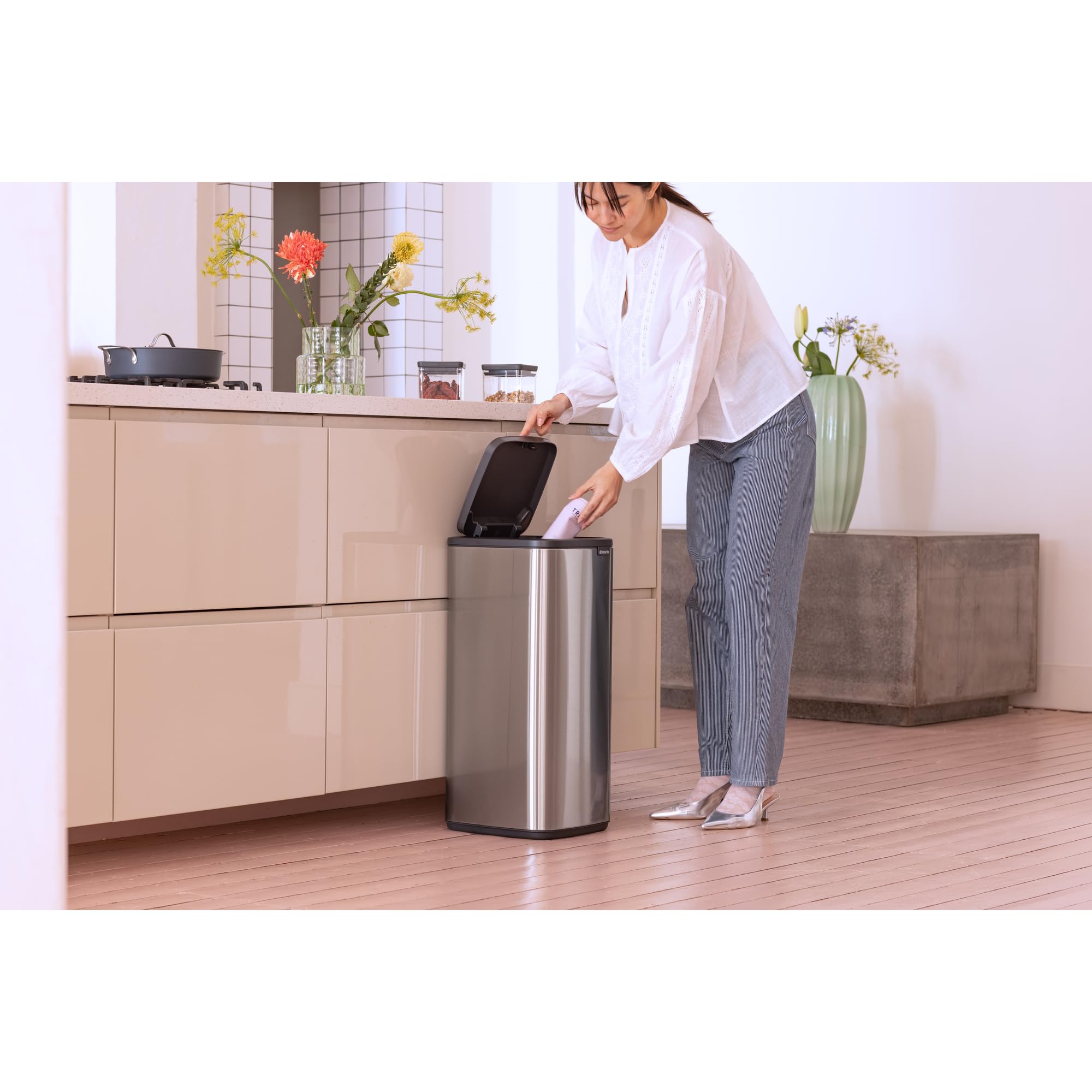 Brabantia Bo Touch Cubo de basura 30L (Plateado mate), cubo basura reciclaje rectangular y compacto, con sistema de abertura Soft-Touch, papelera cocina con cubo extraíble, incluye bolsas PerfectFit