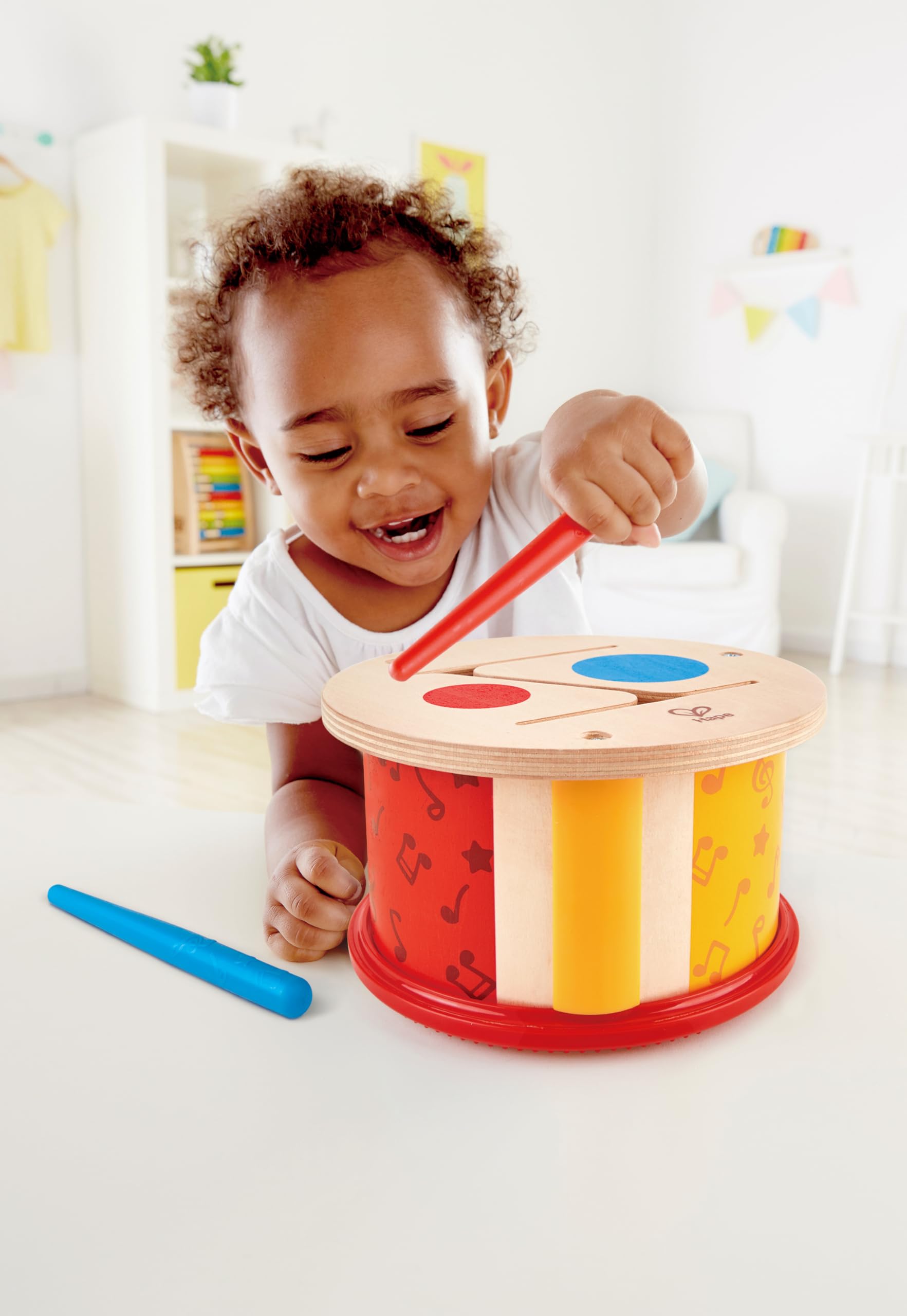Hape Tamburo a due facce con bacchetta in legno | Diverse modalità di uso per esplorare suoni e musica dai 12 mesi