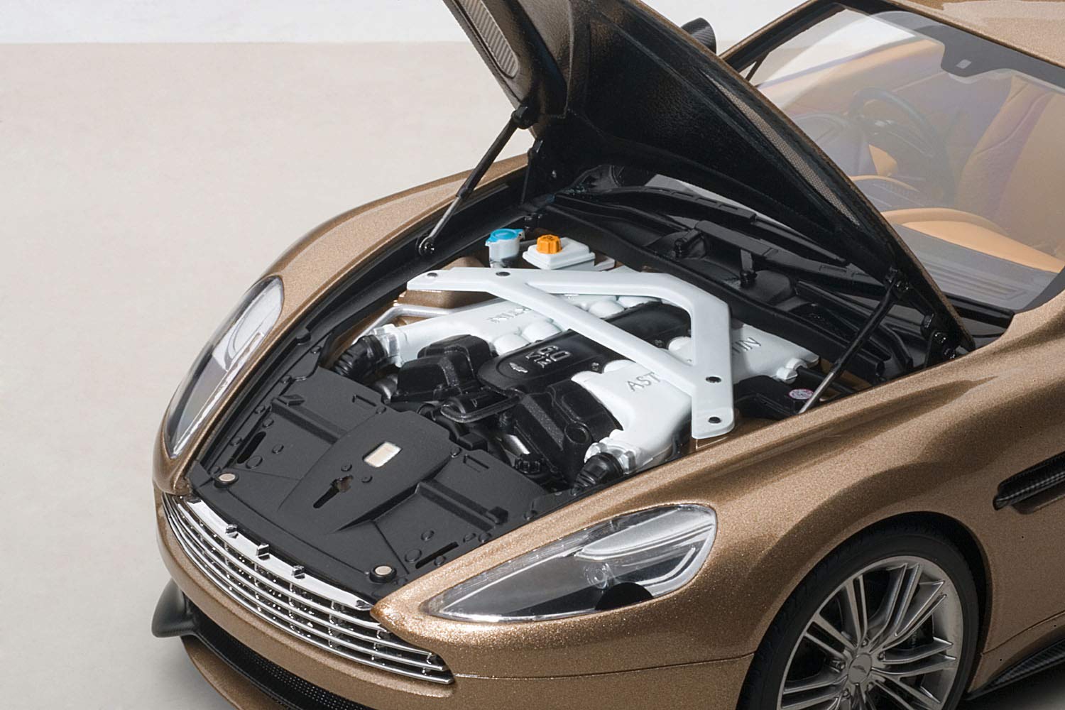 Amazon.co.jp: AUTOart 1/18 アストンマーチン ヴァンキッシュ 2015
