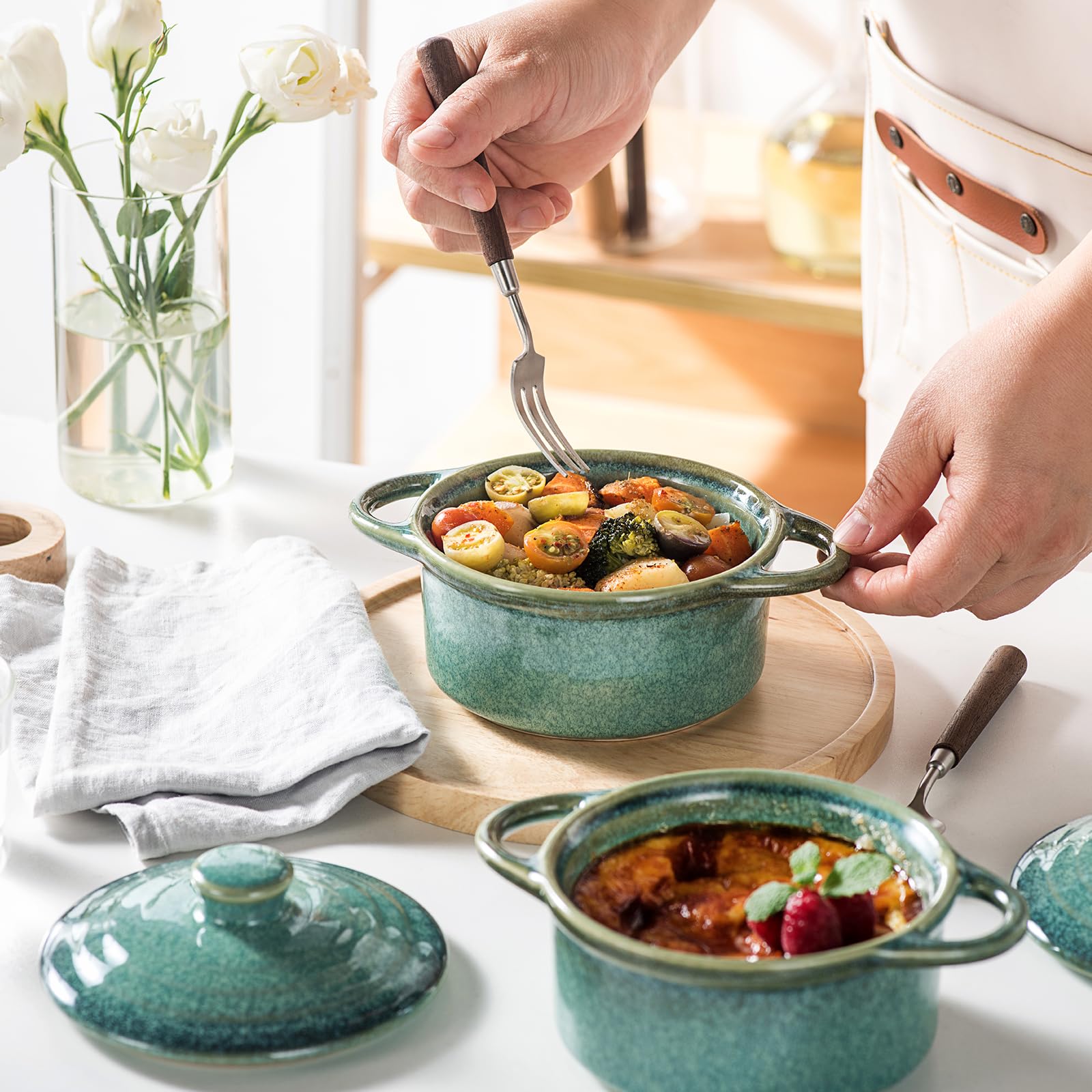 HENXFEN LEAD Cazuela de cerámica, 350 ml, mini ramequines de soufflé de cocottes con tapas y asas, juego de 4 moldes pequeños para hornear, color verde brillante