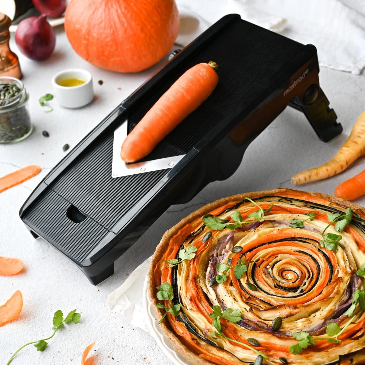 Mastrad - Mandoline Multi-Lames en V – Coupe-Légumes 6 Lames Inox – Épaisseur Réglable 1 à 9 mm – Trancheur, Râpe, Coupe Frites – Garde de Sécurité