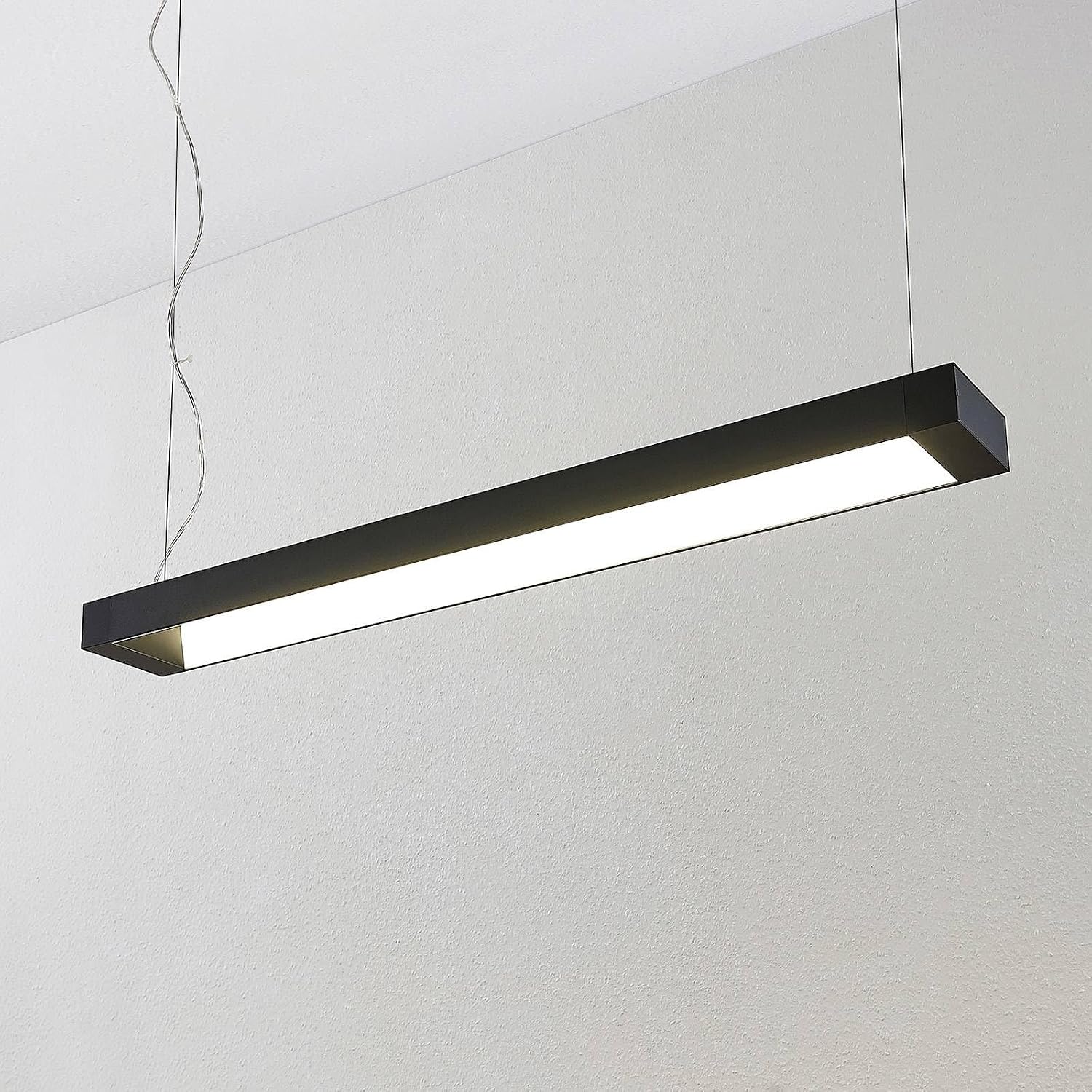 Nærbillede view of the Arcchio Cuna LED Pendant Light, showcasing its sleek black finish and illuminated LED strip.