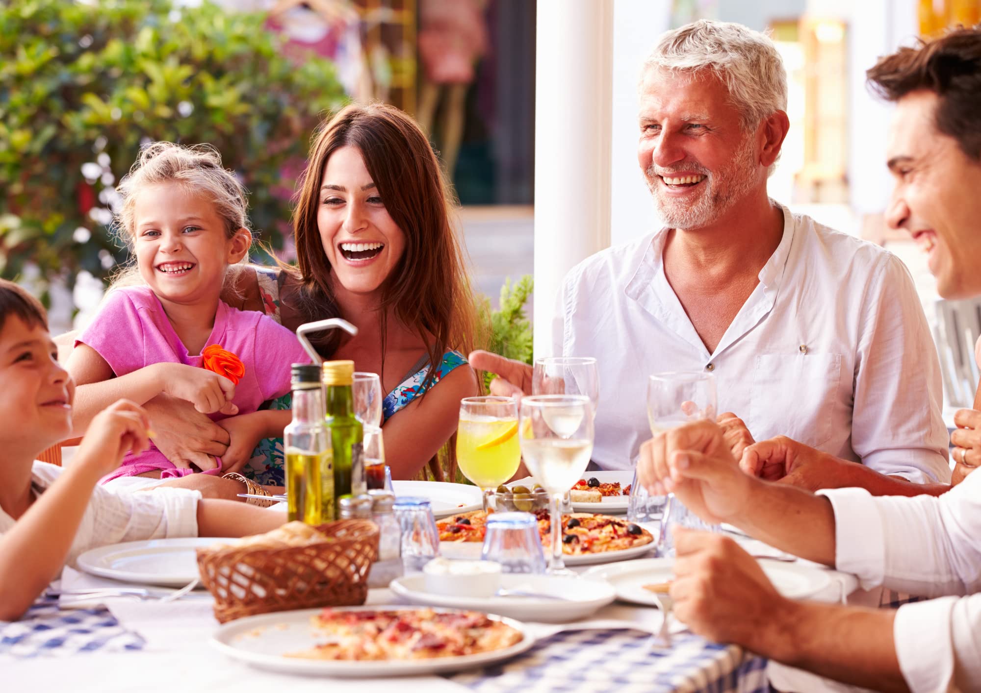 FAMILYCOM. Cesta Gourmet para regalar. Surtido con Chocolates originales de regalo. Lote de embutidos, Paleta de Cebo, Longaniza Payes y Conservas, Vinos, Aceite de Oliva y Picos gourmet.