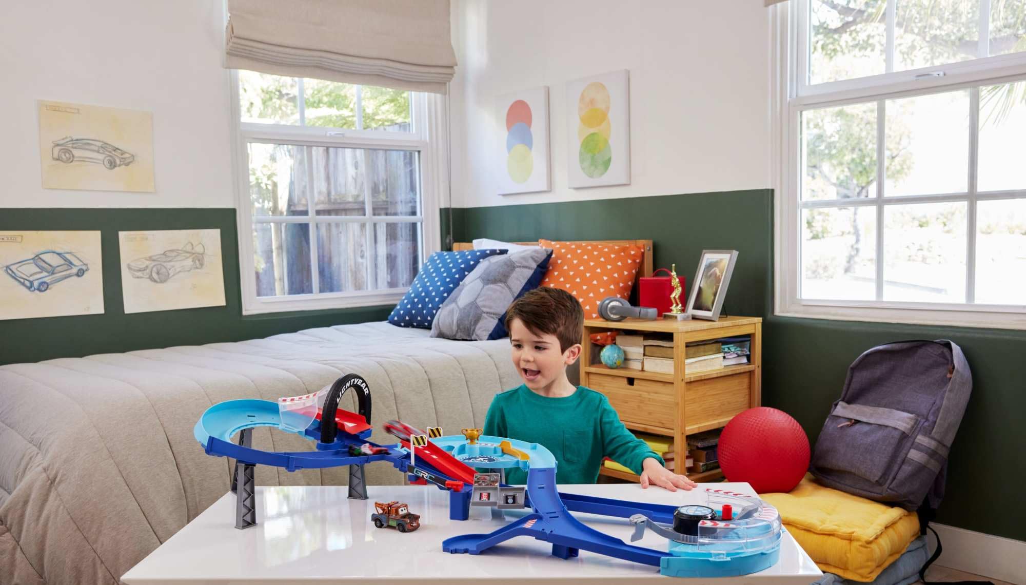 Mattel Disney und Pixar Cars Spielset mit 2 Spielzeugautos, Lightning McQueen und Francesco Bernoulli, GRC Sprung-Rennstrecke Trackset mit manuellem Beschleuniger, HXJ32